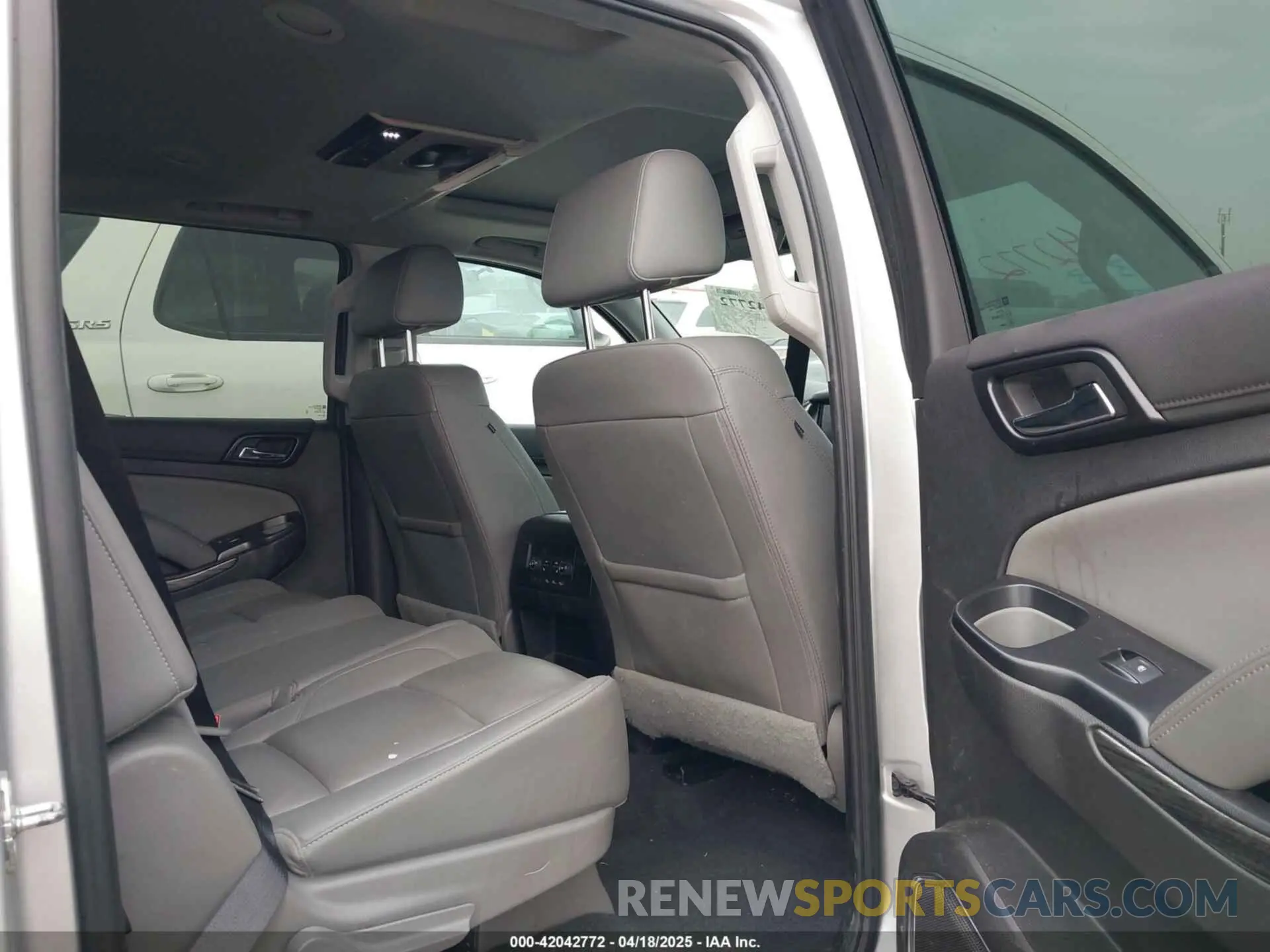 8 fotografías del automóvil dañado 1GNSCHKC6LR265468 CHEVROLET SUBURBAN 2020