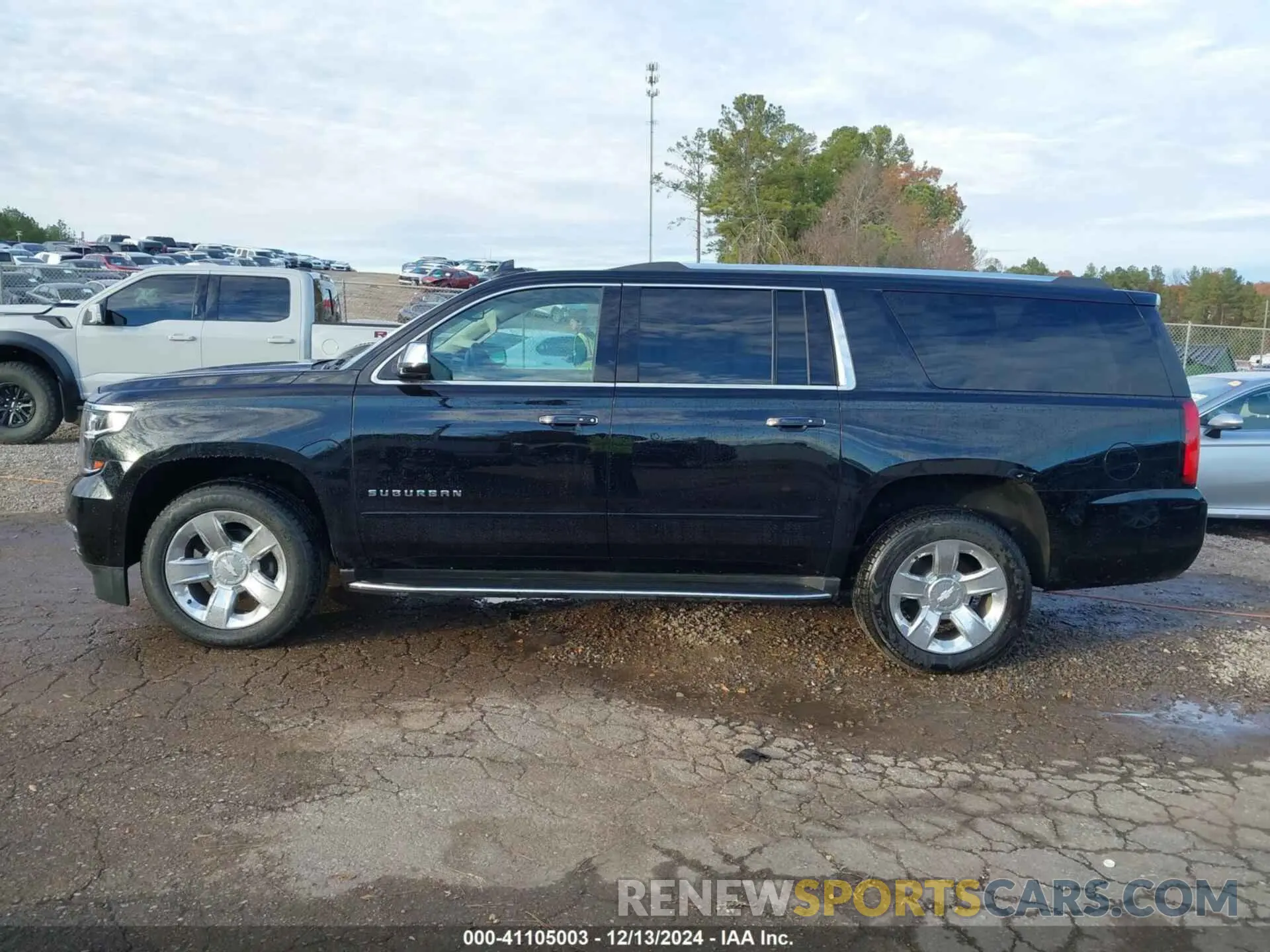 14 fotografías del automóvil dañado 1GNSCJKC0LR121728 CHEVROLET SUBURBAN 2020