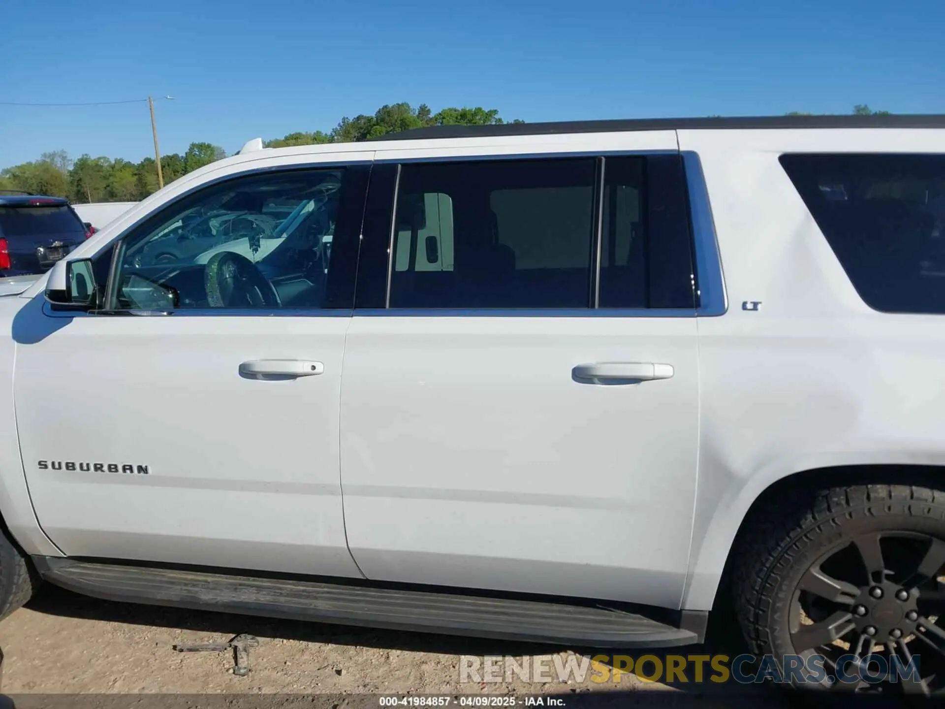 14 fotografías del automóvil dañado 1GNSKHKC2LR112606 CHEVROLET SUBURBAN 2020