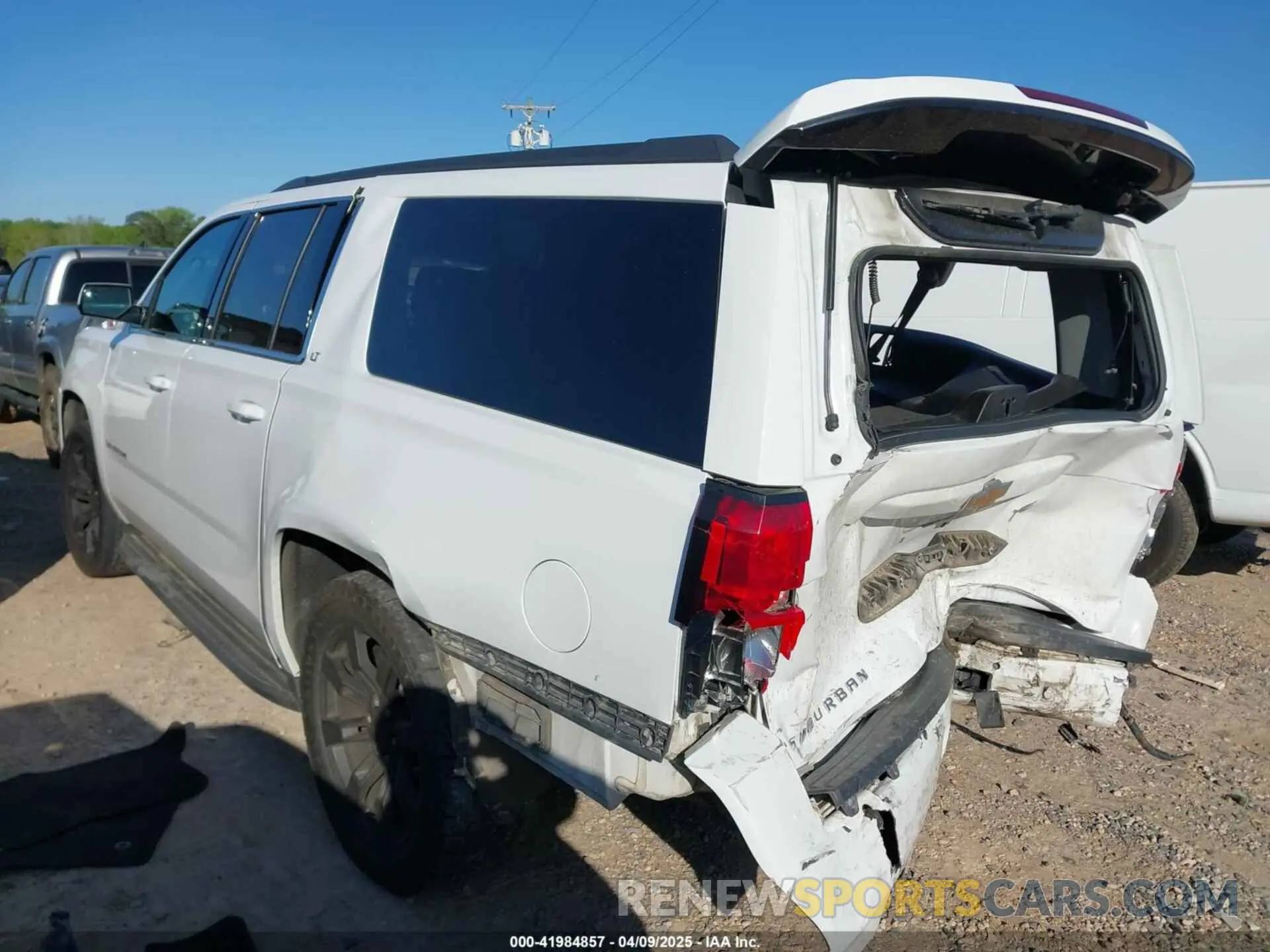 3 fotografías del automóvil dañado 1GNSKHKC2LR112606 CHEVROLET SUBURBAN 2020