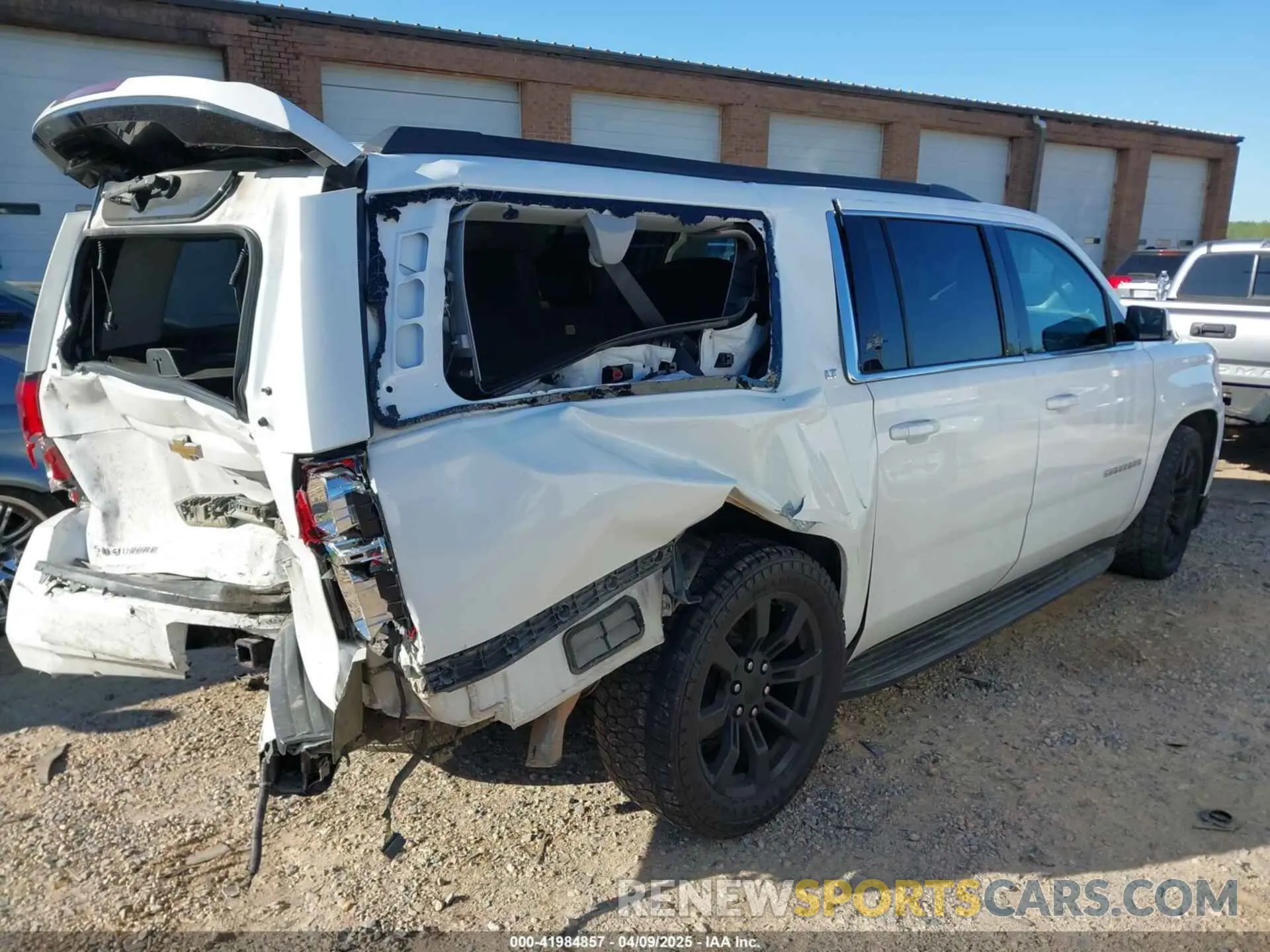 4 fotografías del automóvil dañado 1GNSKHKC2LR112606 CHEVROLET SUBURBAN 2020