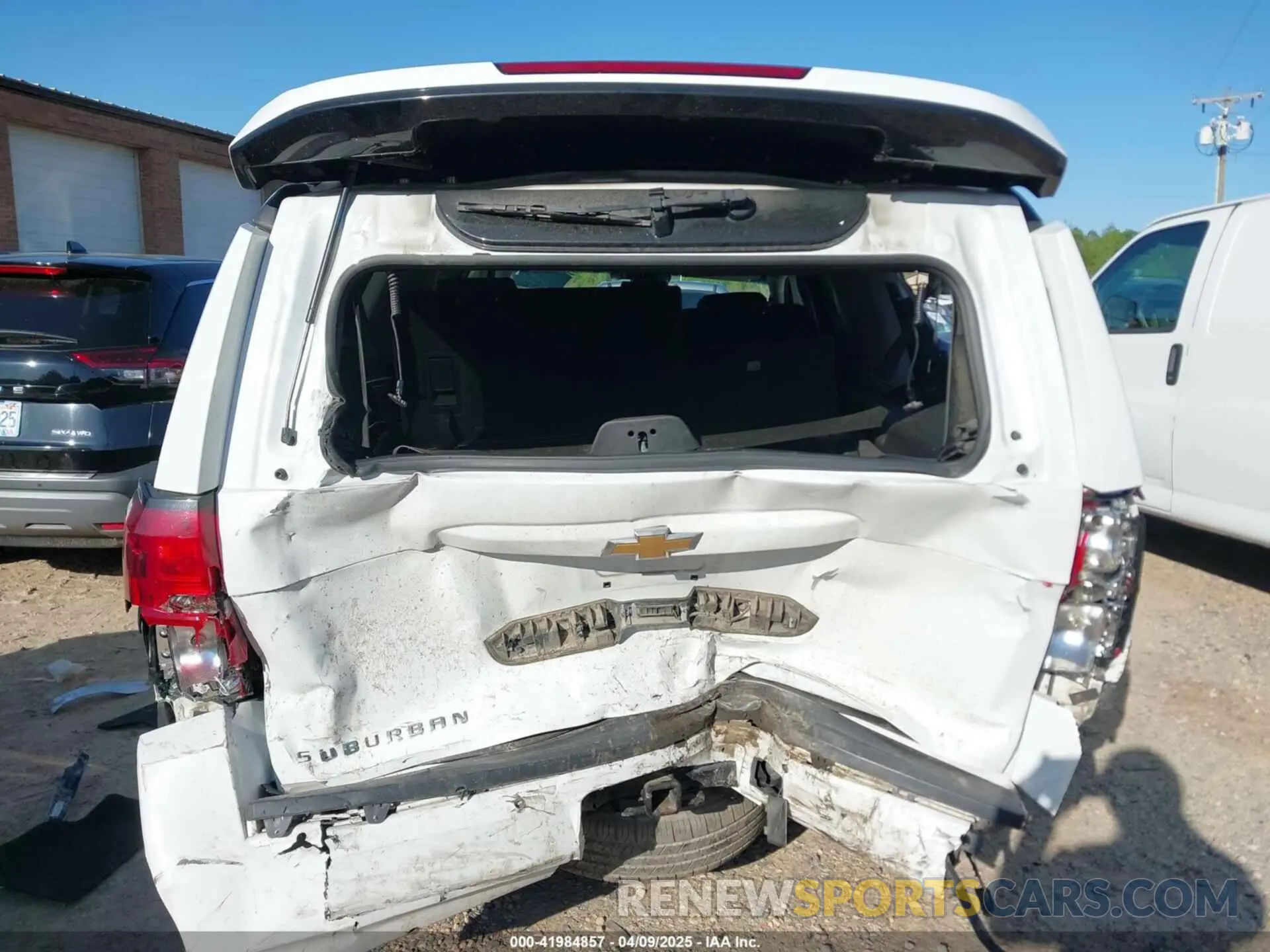 6 fotografías del automóvil dañado 1GNSKHKC2LR112606 CHEVROLET SUBURBAN 2020