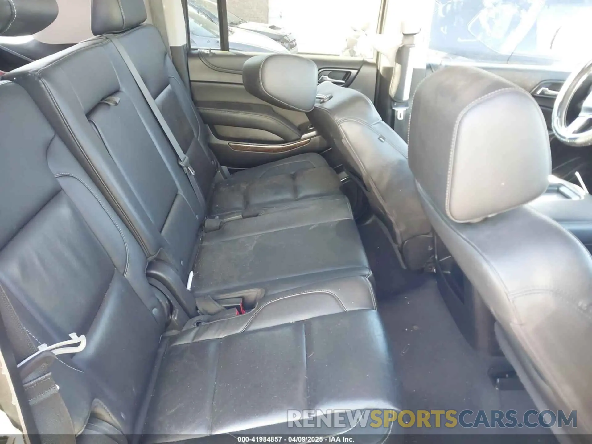 8 fotografías del automóvil dañado 1GNSKHKC2LR112606 CHEVROLET SUBURBAN 2020