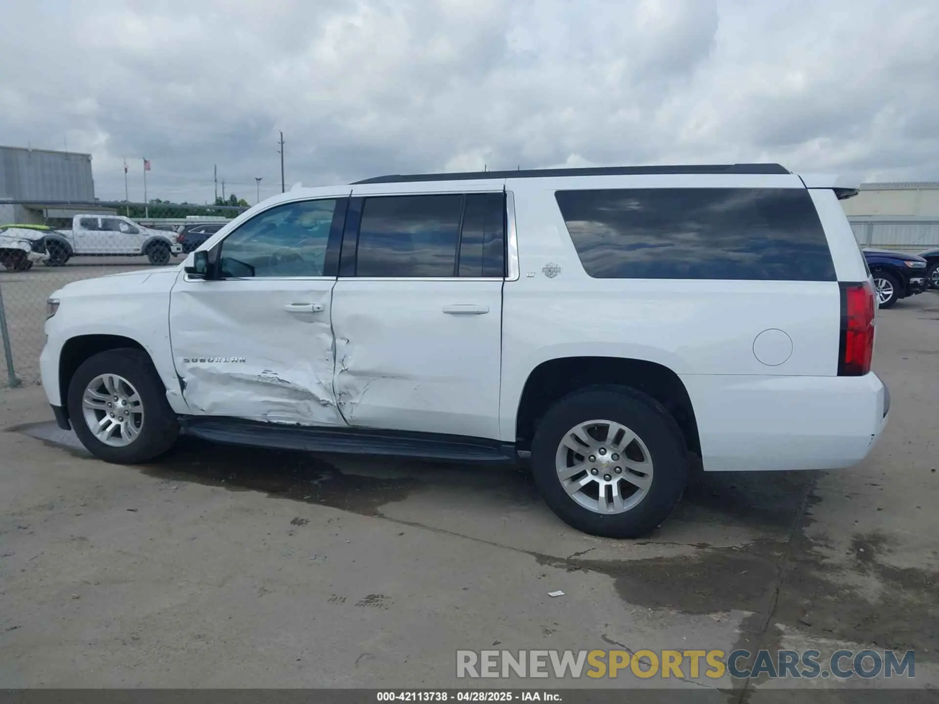 14 fotografías del automóvil dañado 1GNSKHKC5LR273483 CHEVROLET SUBURBAN 2020
