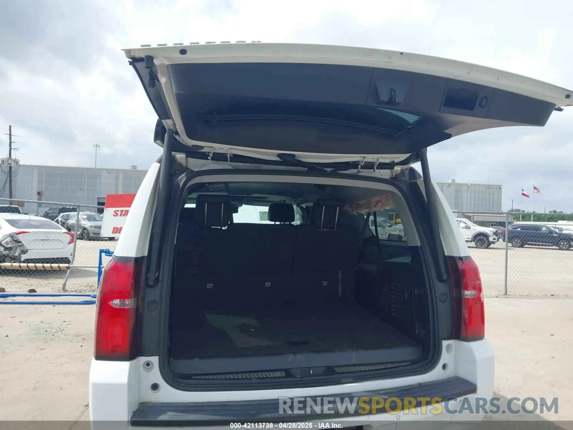 18 fotografías del automóvil dañado 1GNSKHKC5LR273483 CHEVROLET SUBURBAN 2020