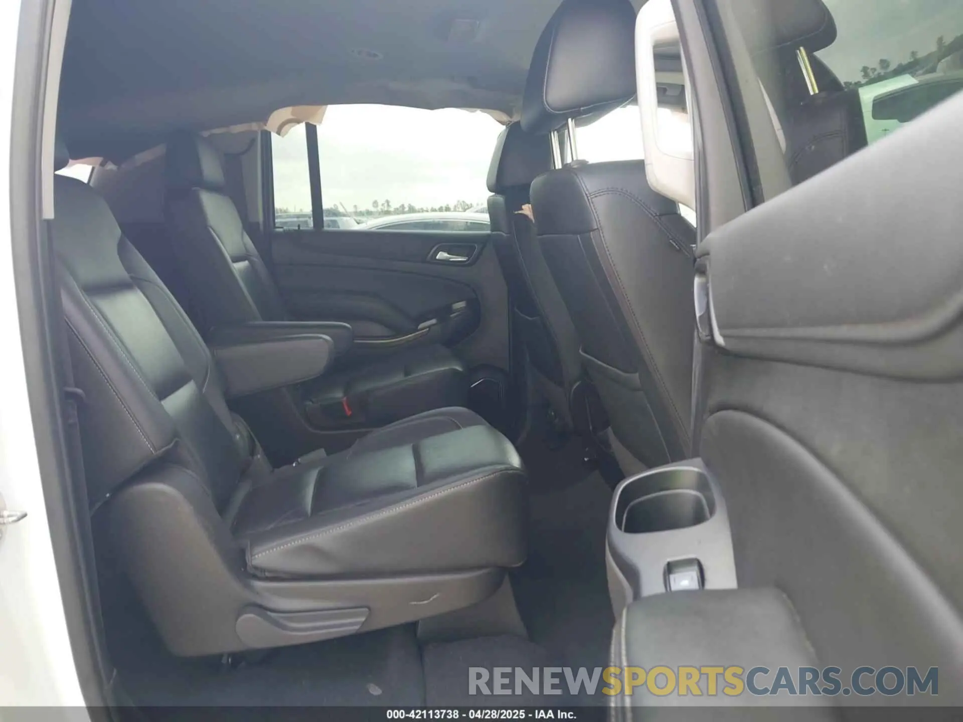 8 fotografías del automóvil dañado 1GNSKHKC5LR273483 CHEVROLET SUBURBAN 2020