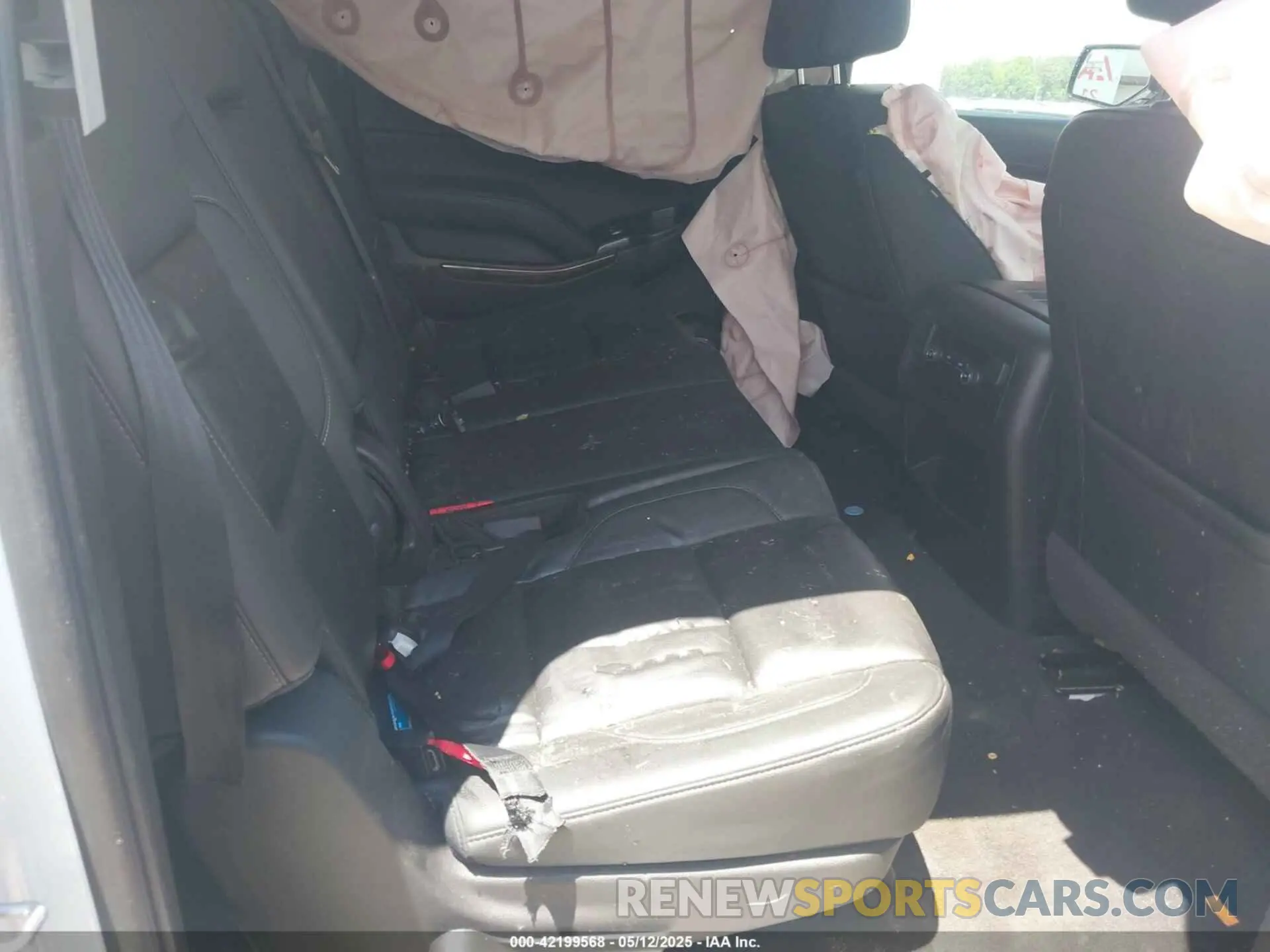 8 fotografías del automóvil dañado 1GNSKHKC5LR275783 CHEVROLET SUBURBAN 2020