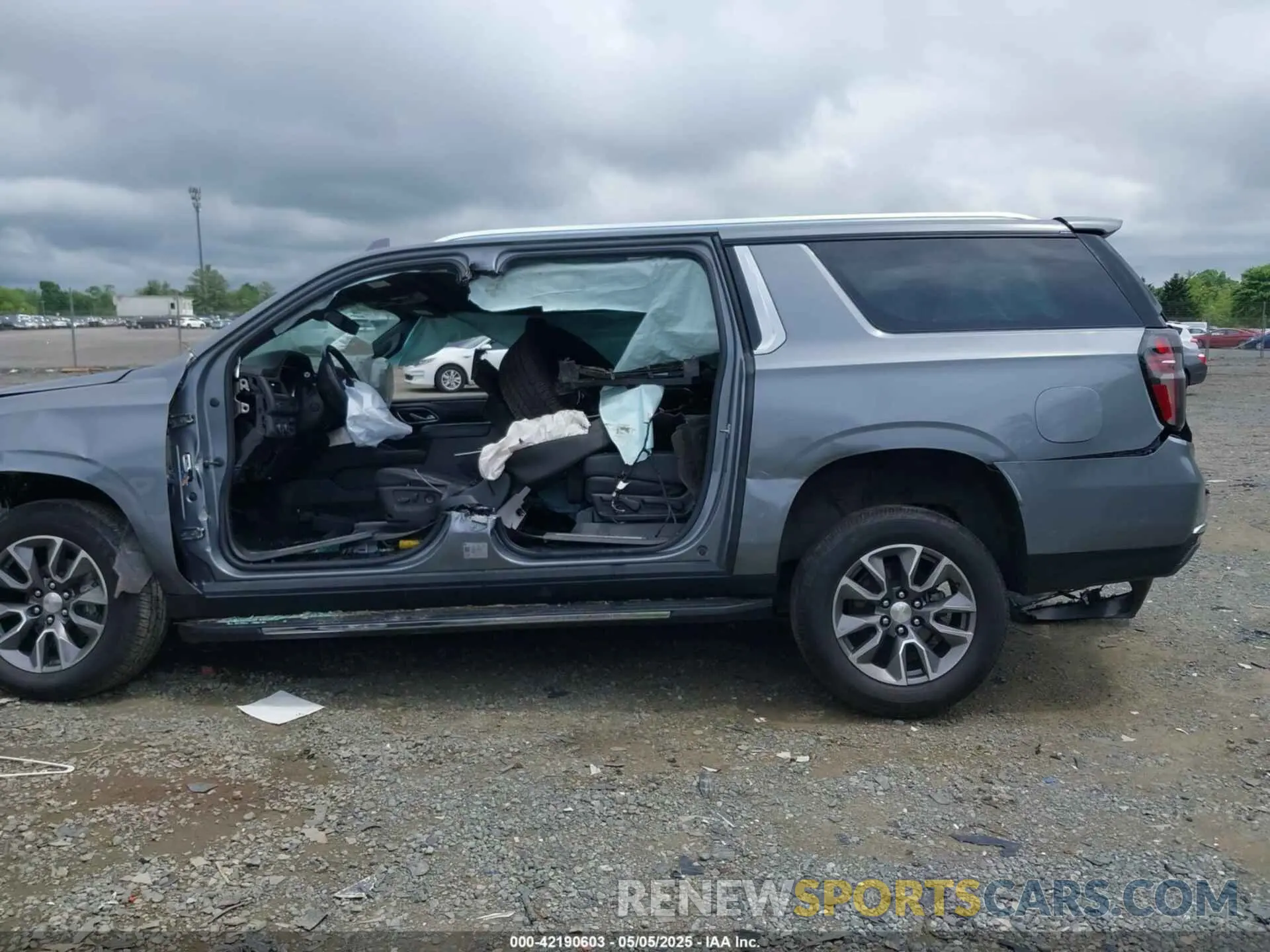13 fotografías del automóvil dañado 1GNSKCKT0NR296269 CHEVROLET SUBURBAN 2022