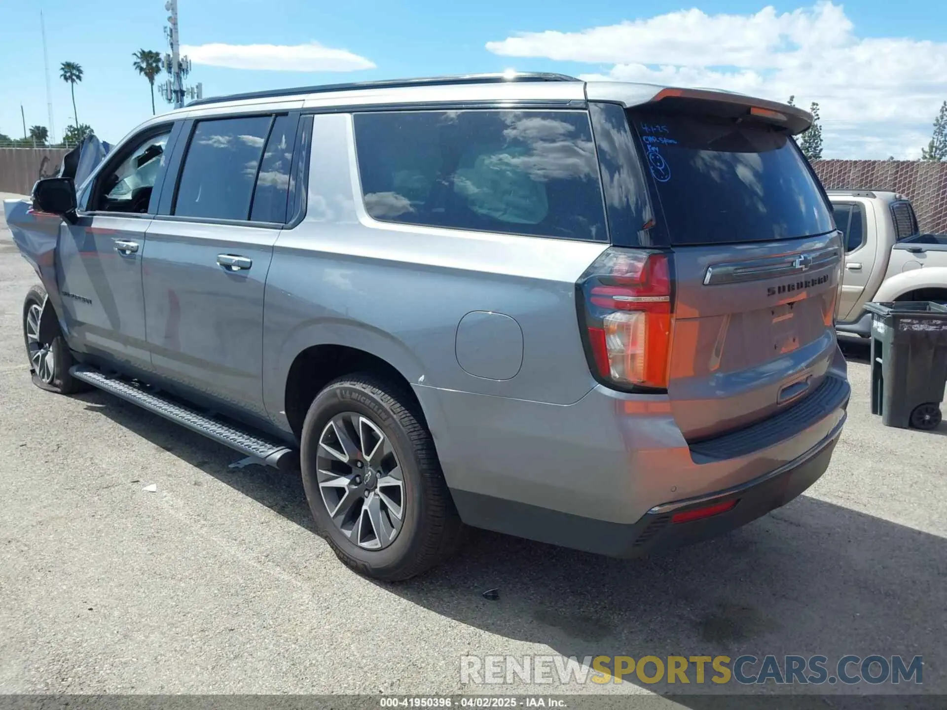 3 fotografías del automóvil dañado 1GNSKDKDXNR331866 CHEVROLET SUBURBAN 2022