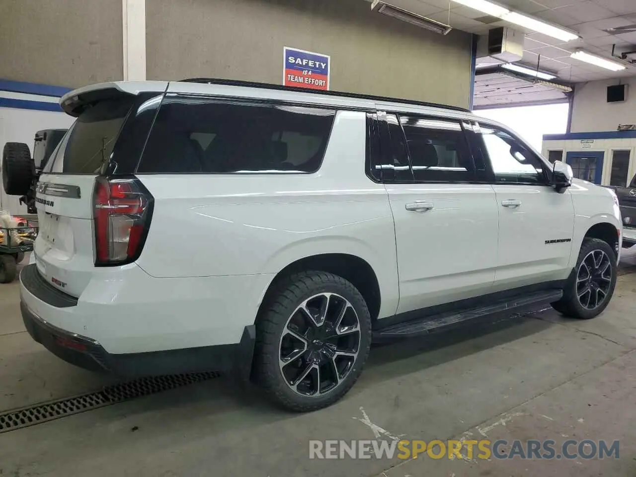 3 fotografías del automóvil dañado 1GNSKEKD4NR341895 CHEVROLET SUBURBAN 2022