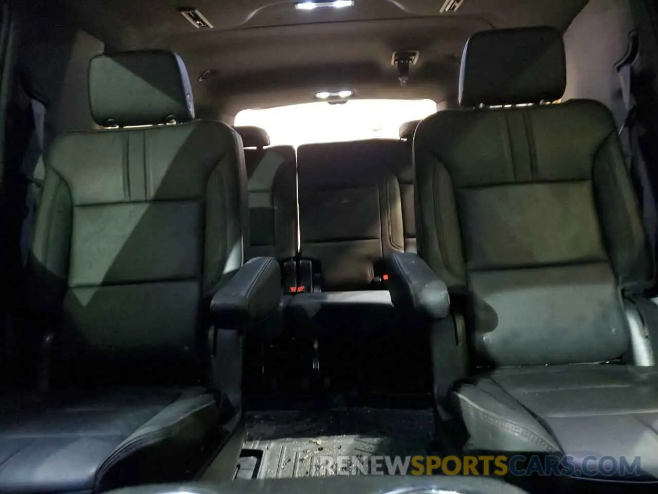 10 fotografías del automóvil dañado 1GNSKEKD8NR299232 CHEVROLET SUBURBAN 2022