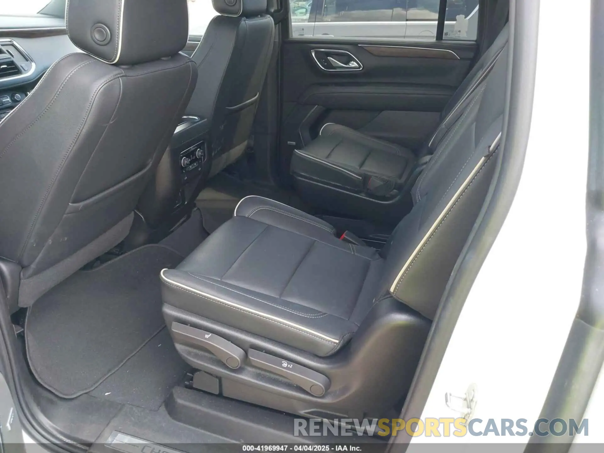 8 fotografías del automóvil dañado 1GNSCFKD3PR546579 CHEVROLET SUBURBAN 2023