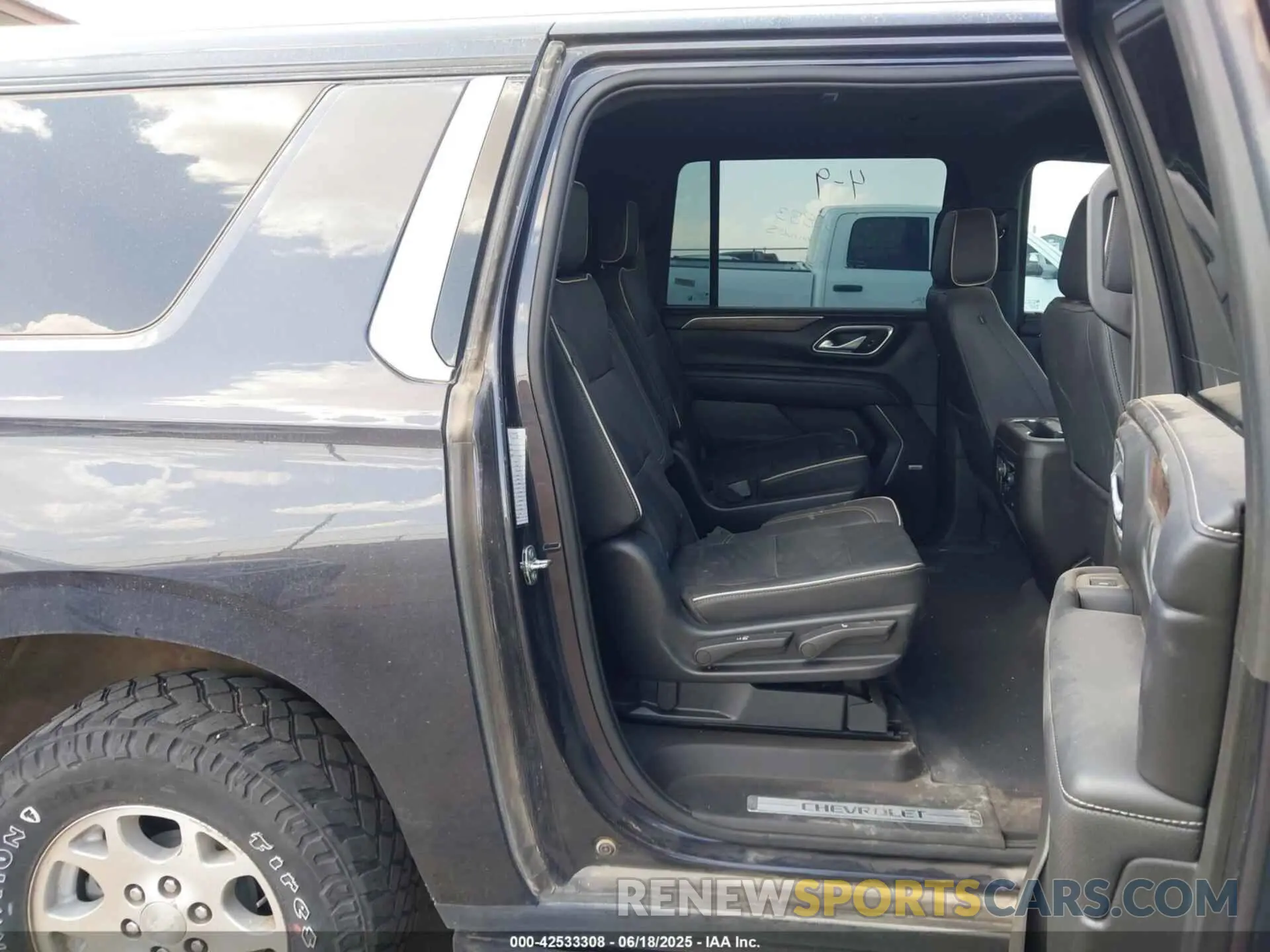 8 fotografías del automóvil dañado 1GNSCFKD4PR364065 CHEVROLET SUBURBAN 2023