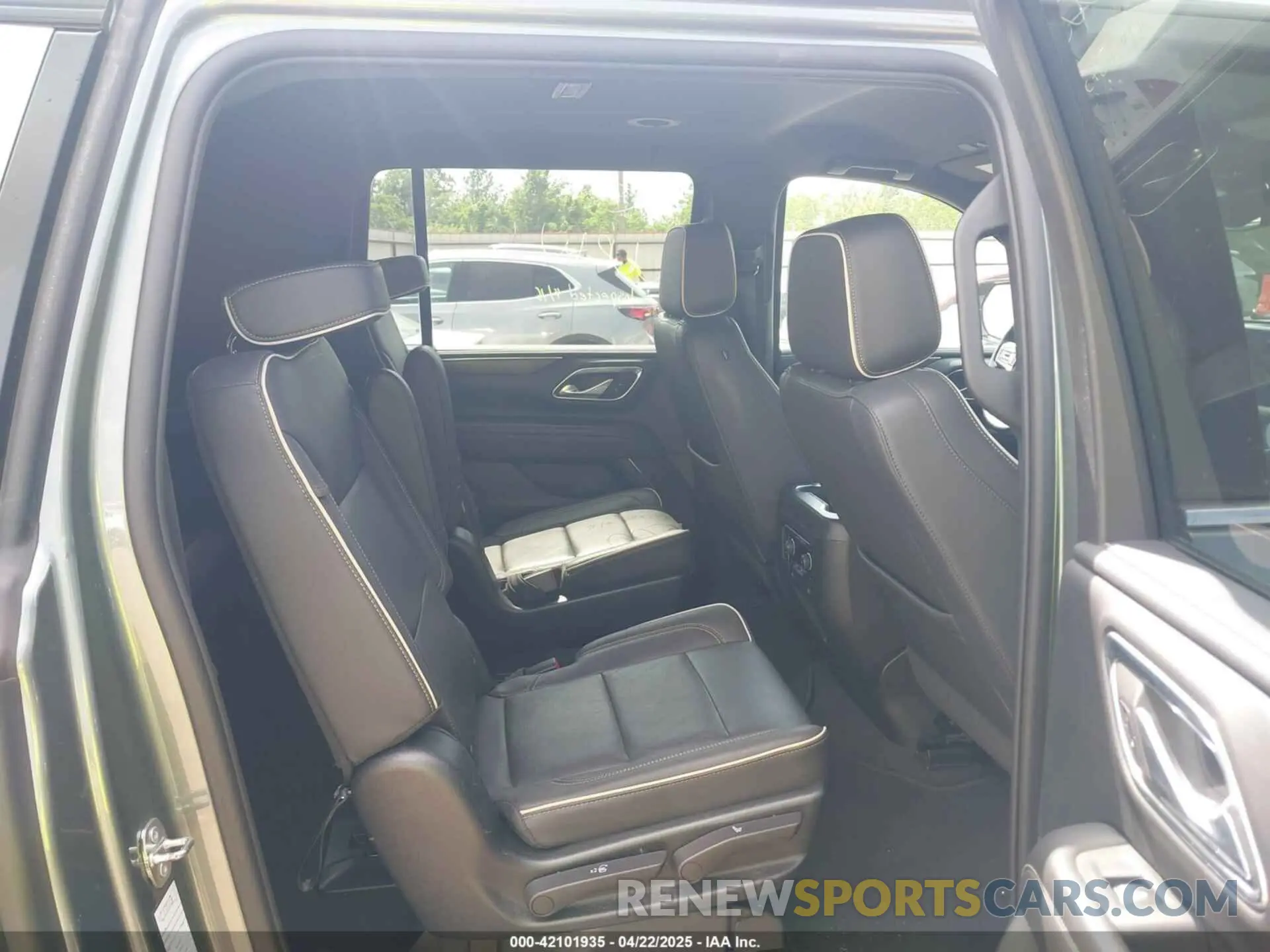 8 fotografías del automóvil dañado 1GNSCFKD6PR393843 CHEVROLET SUBURBAN 2023