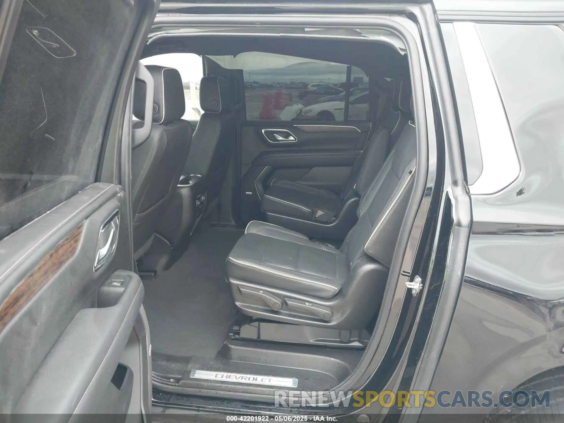 8 fotografías del automóvil dañado 1GNSCFKD9RR214598 CHEVROLET SUBURBAN 2024