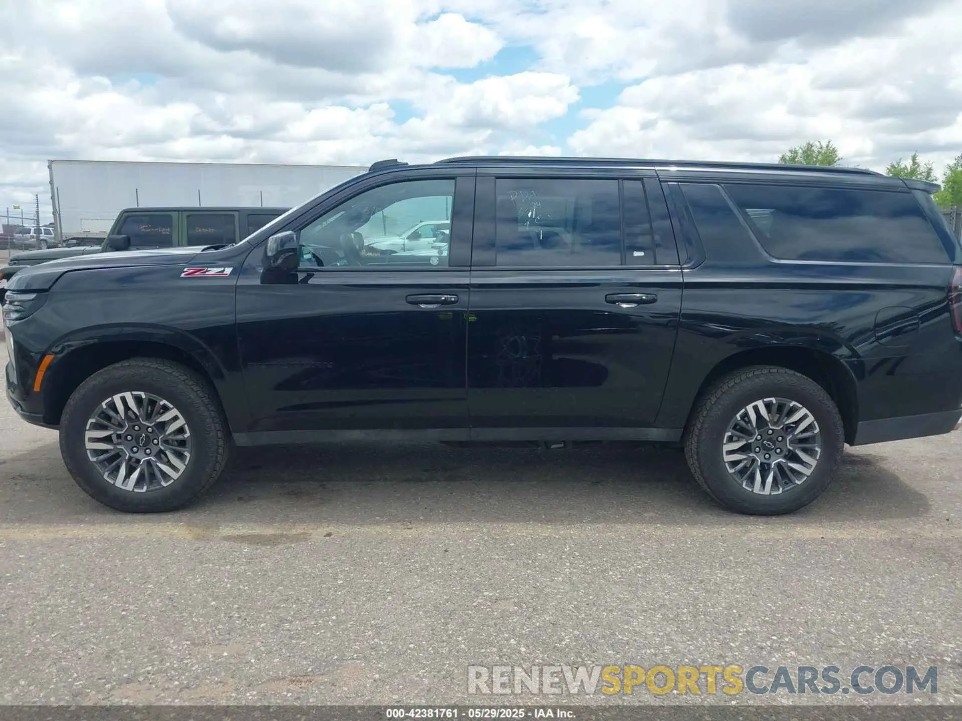 14 fotografías del automóvil dañado 1GNS6DRD3SR228259 CHEVROLET SUBURBAN 2025