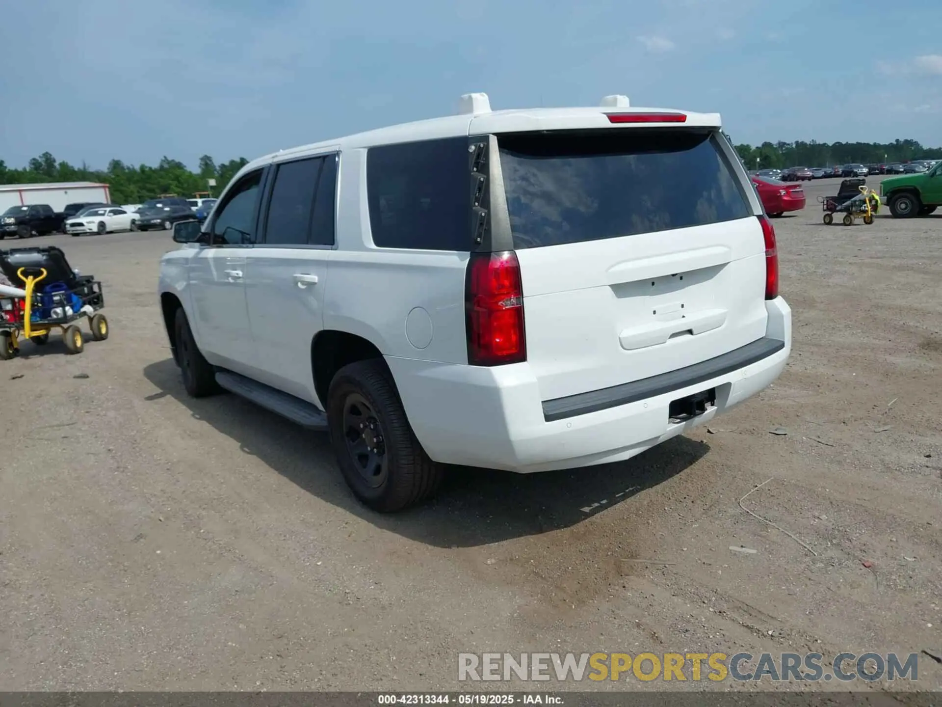 3 fotografías del automóvil dañado 1GNLCDEC5KR205415 CHEVROLET TAHOE 2019