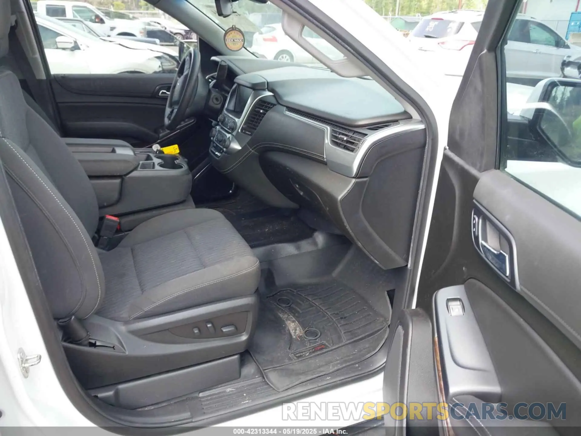 5 fotografías del automóvil dañado 1GNLCDEC5KR205415 CHEVROLET TAHOE 2019