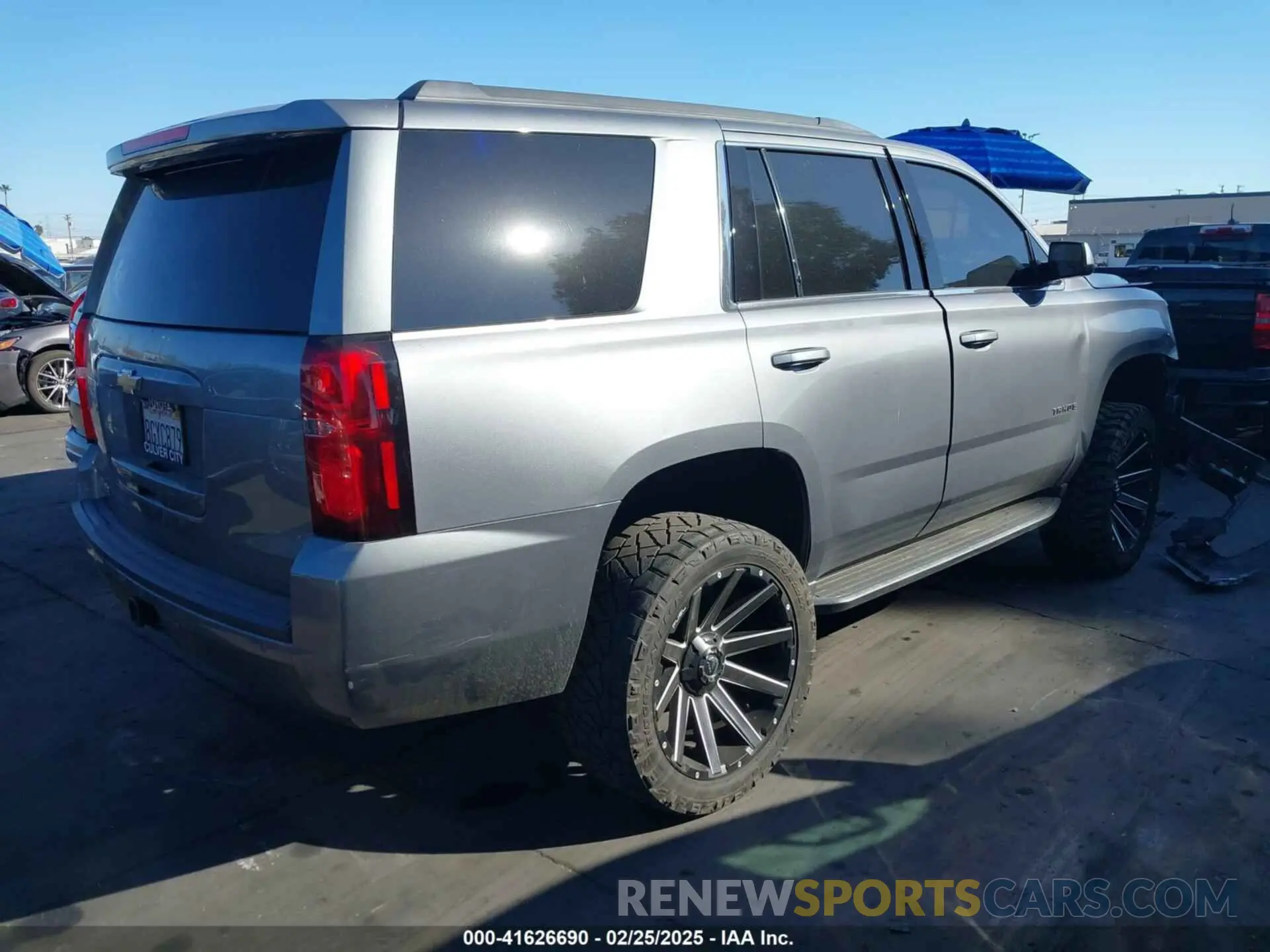 4 fotografías del automóvil dañado 1GNSCAEC9KR181095 CHEVROLET TAHOE 2019