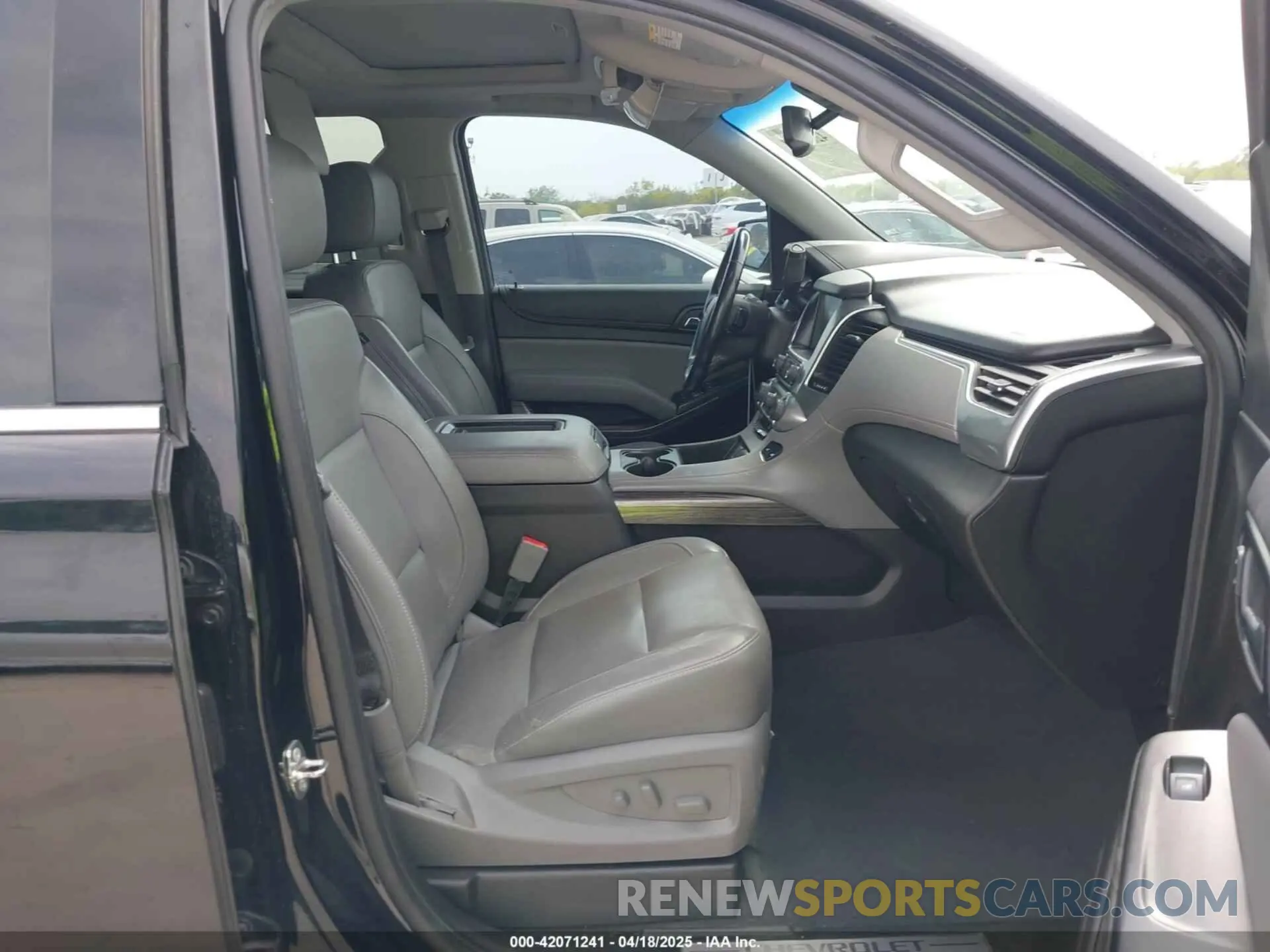 5 fotografías del automóvil dañado 1GNSCBKC0KR275635 CHEVROLET TAHOE 2019
