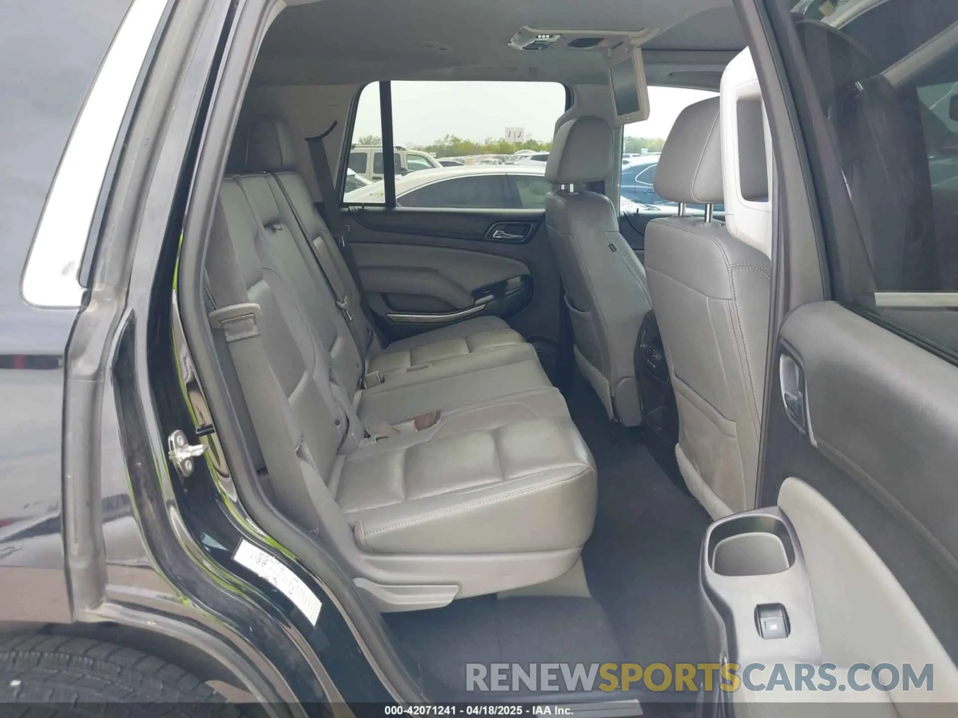 8 fotografías del automóvil dañado 1GNSCBKC0KR275635 CHEVROLET TAHOE 2019