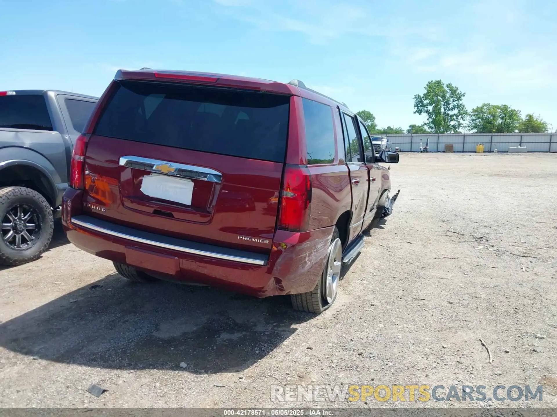 4 fotografías del automóvil dañado 1GNSCCKC2KR173999 CHEVROLET TAHOE 2019