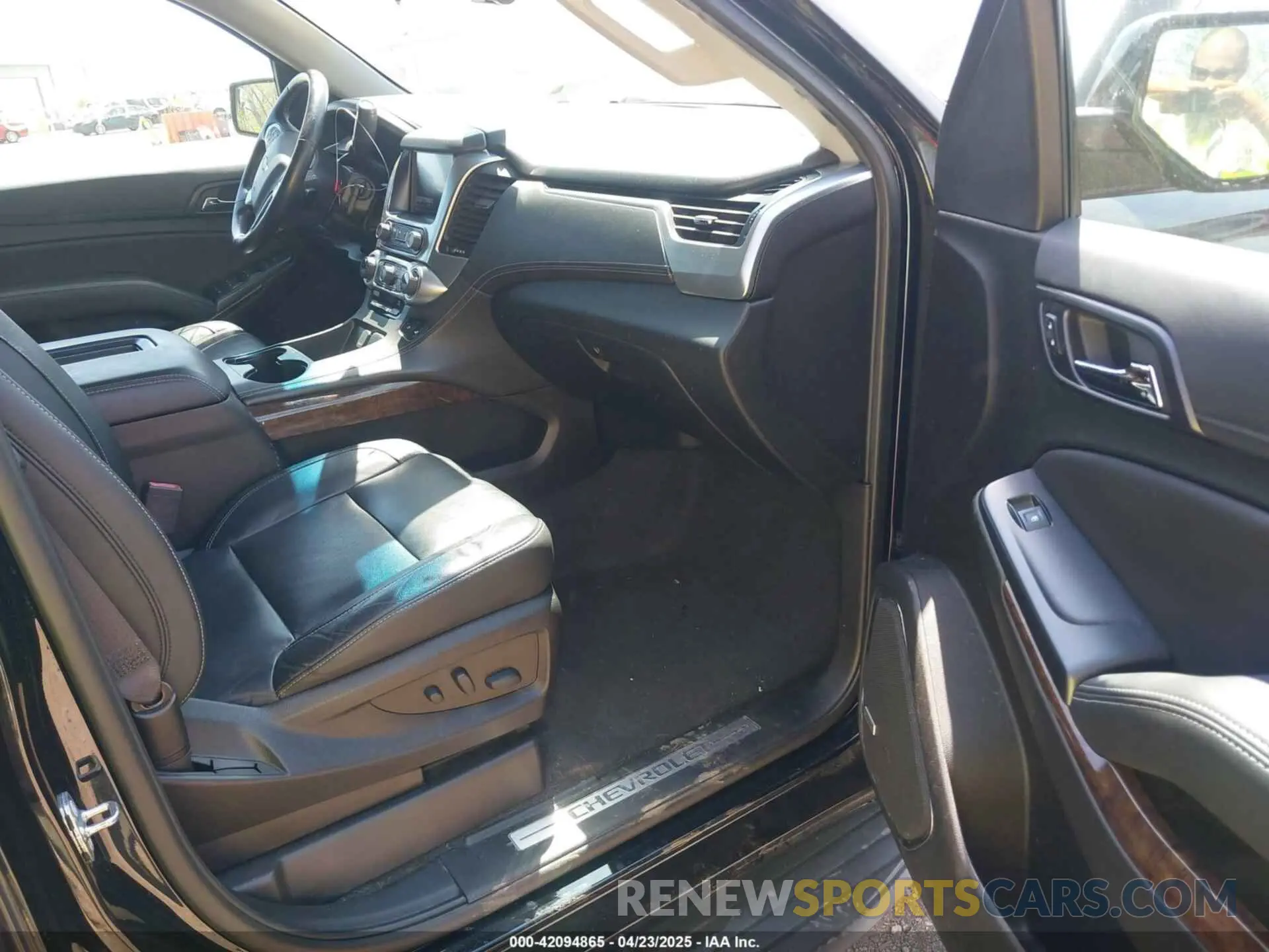 5 fotografías del automóvil dañado 1GNSKBKC3KR109743 CHEVROLET TAHOE 2019