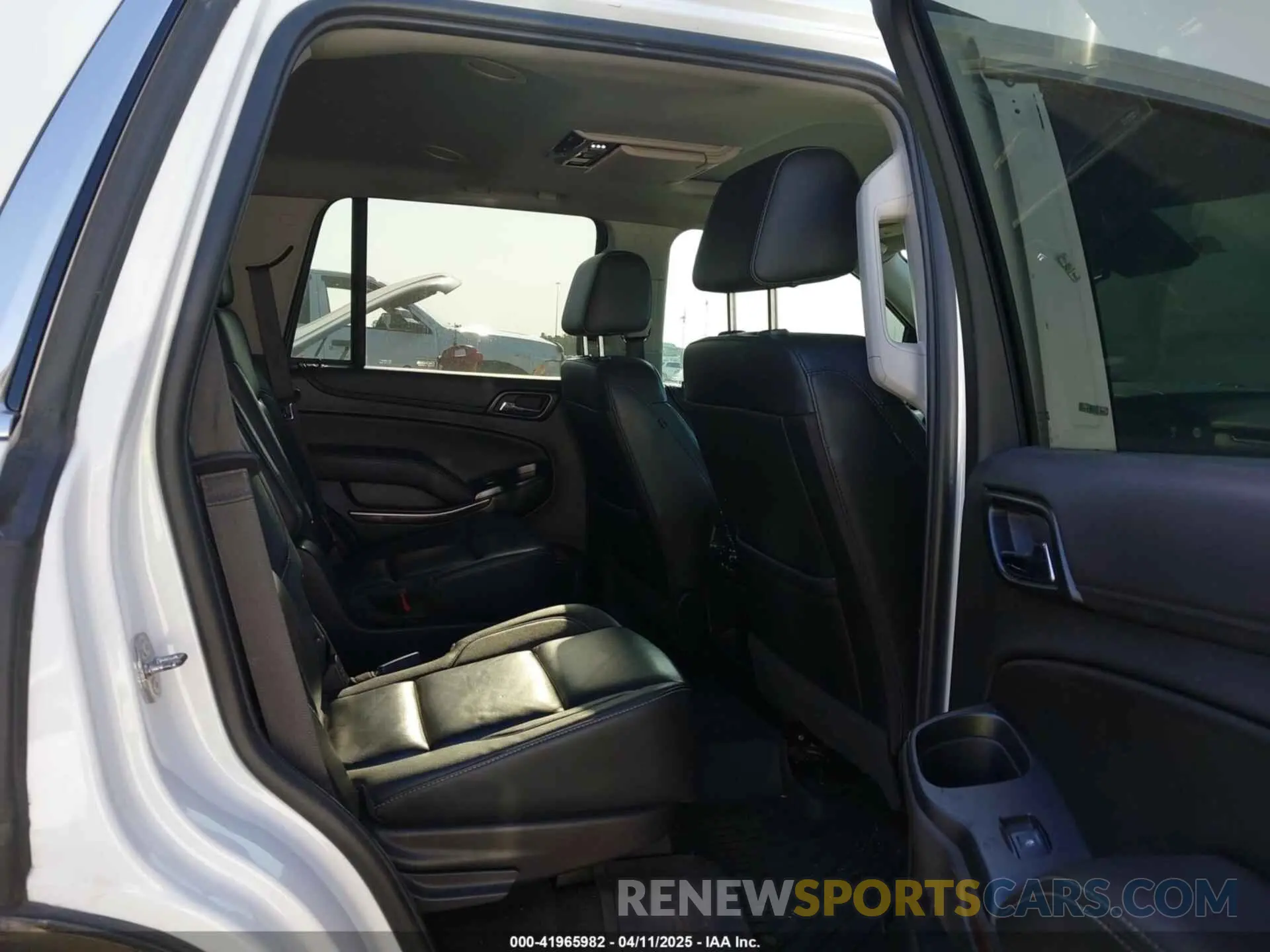 8 fotografías del automóvil dañado 1GNSKBKC3KR265748 CHEVROLET TAHOE 2019