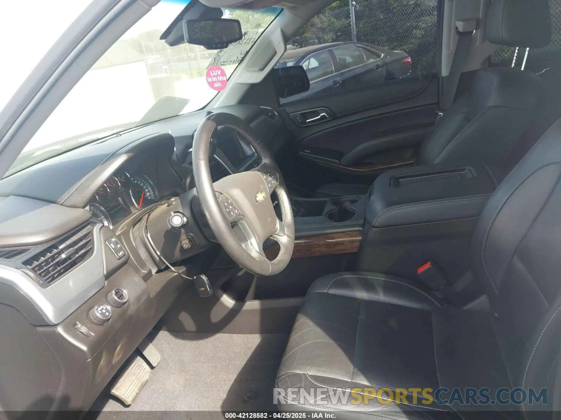 5 fotografías del automóvil dañado 1GNSKBKC4KR391312 CHEVROLET TAHOE 2019