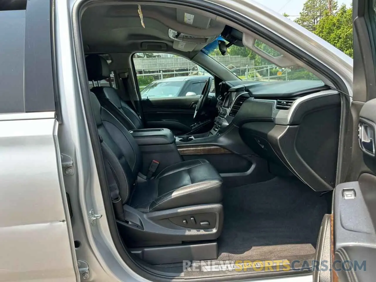 8 fotografías del automóvil dañado 1GNSKBKC5KR127144 CHEVROLET TAHOE 2019