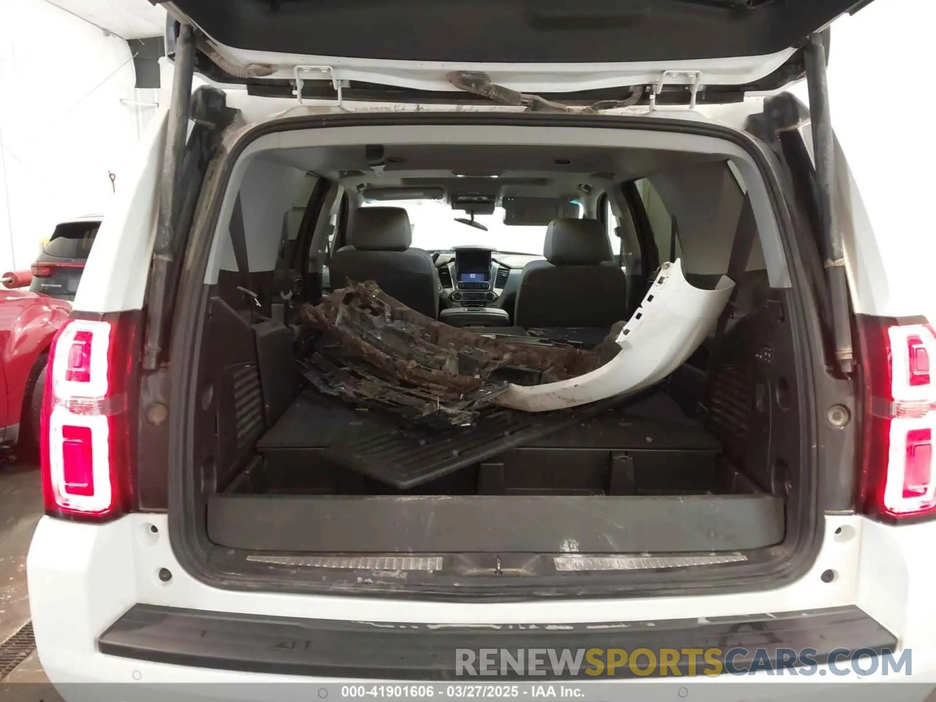 17 fotografías del automóvil dañado 1GNSKBKC5KR280204 CHEVROLET TAHOE 2019