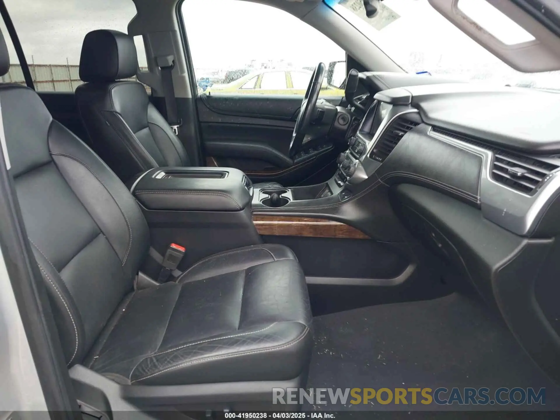5 fotografías del automóvil dañado 1GNSKBKC9KR158798 CHEVROLET TAHOE 2019