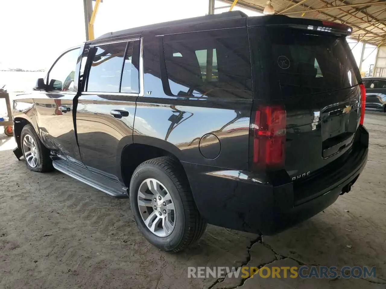 2 fotografías del automóvil dañado 1GNSKBKCXKR336038 CHEVROLET TAHOE 2019