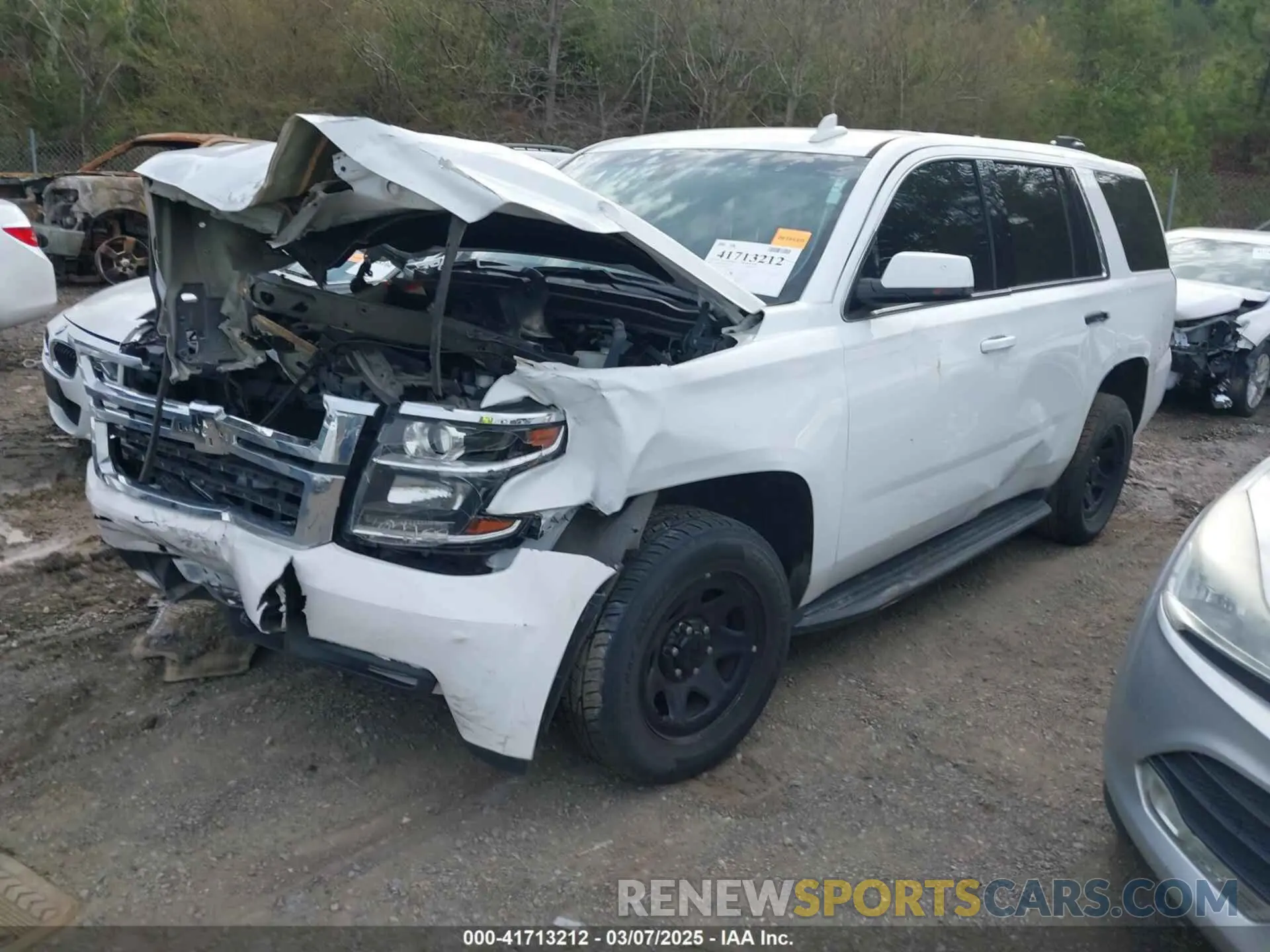 2 fotografías del automóvil dañado 1GNLCDEC8LR114821 CHEVROLET TAHOE 2020
