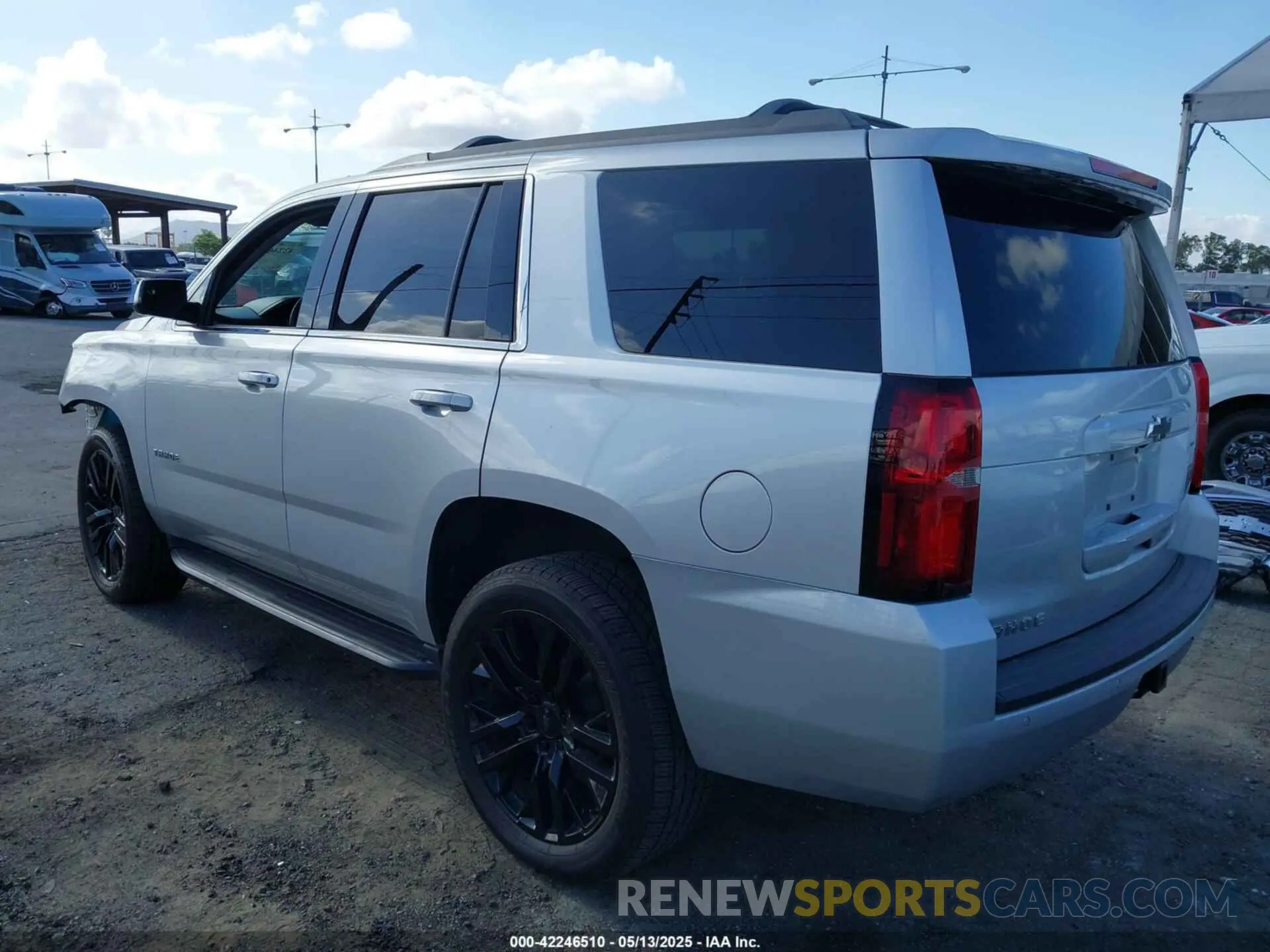 3 fotografías del automóvil dañado 1GNSCAKC2LR227856 CHEVROLET TAHOE 2020