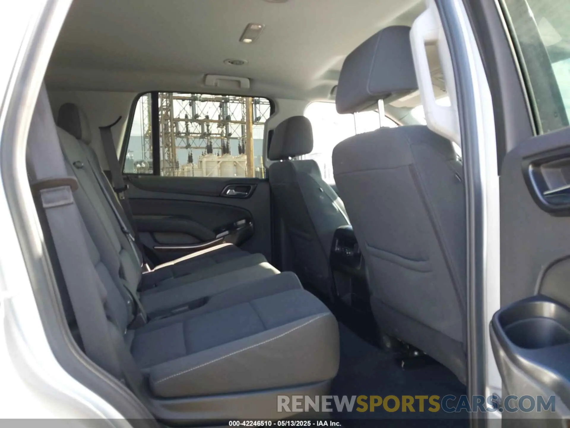 8 fotografías del automóvil dañado 1GNSCAKC2LR227856 CHEVROLET TAHOE 2020