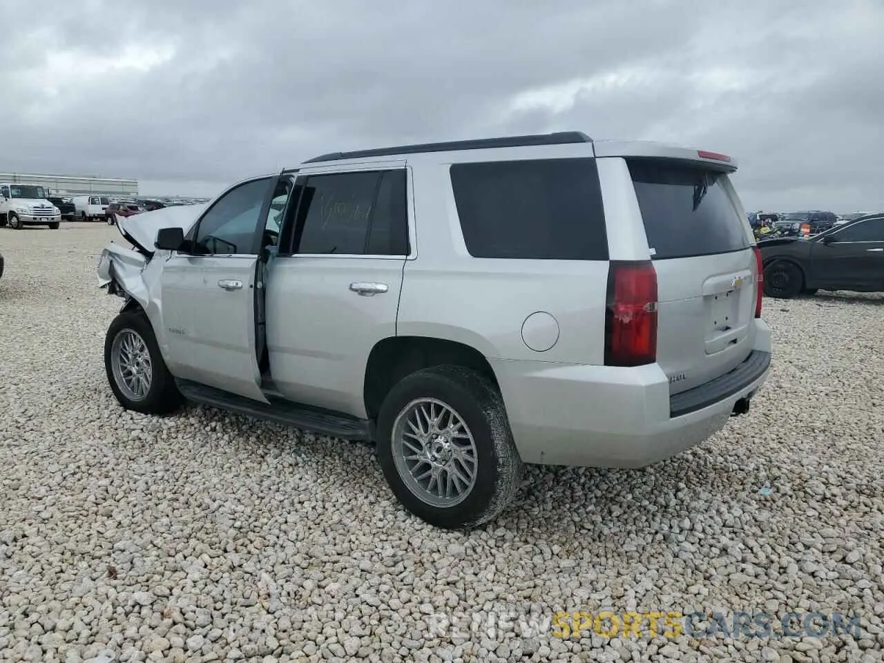 2 fotografías del automóvil dañado 1GNSCAKC9LR265813 CHEVROLET TAHOE 2020