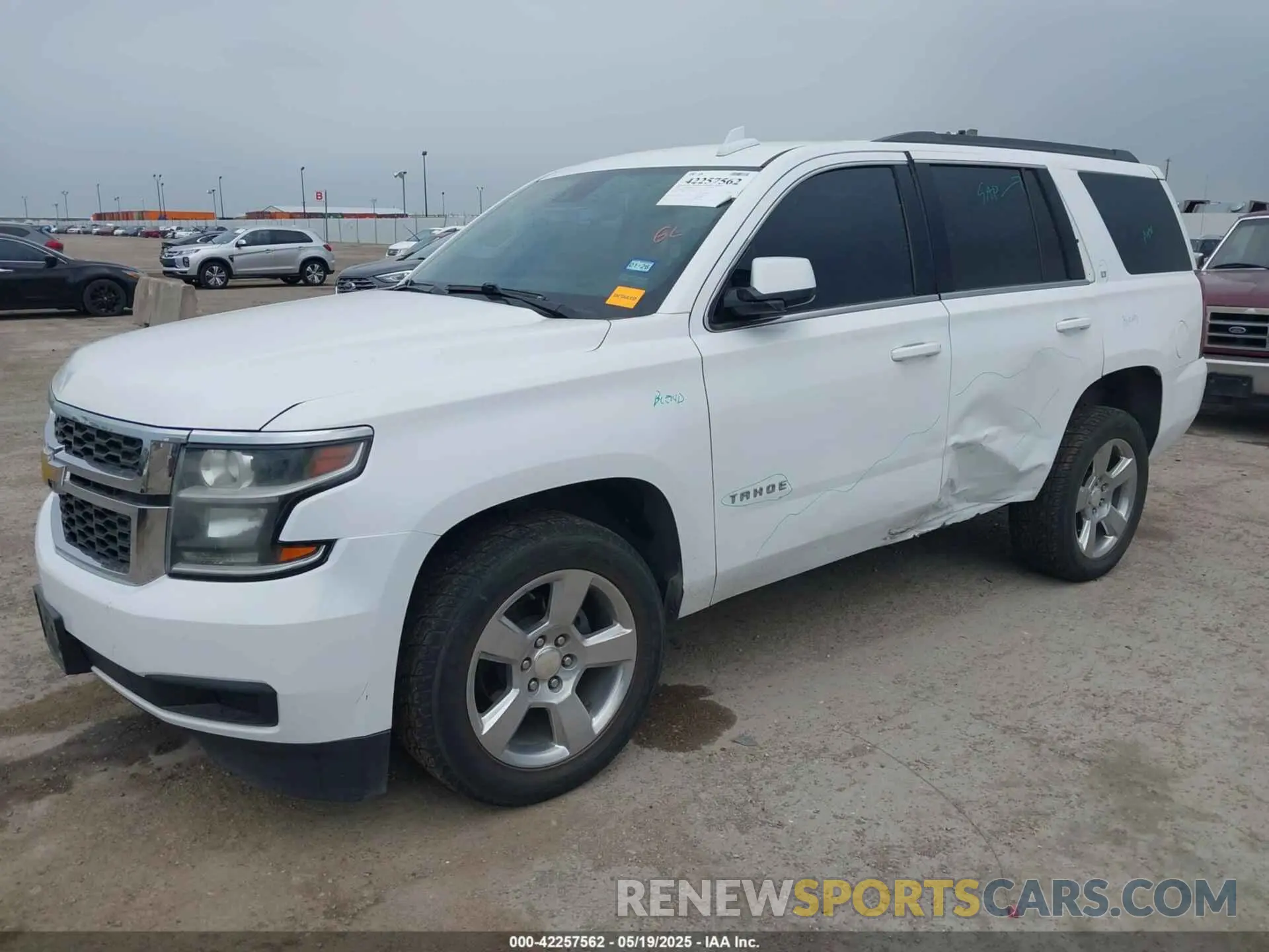 2 fotografías del automóvil dañado 1GNSCBKC4LR140921 CHEVROLET TAHOE 2020