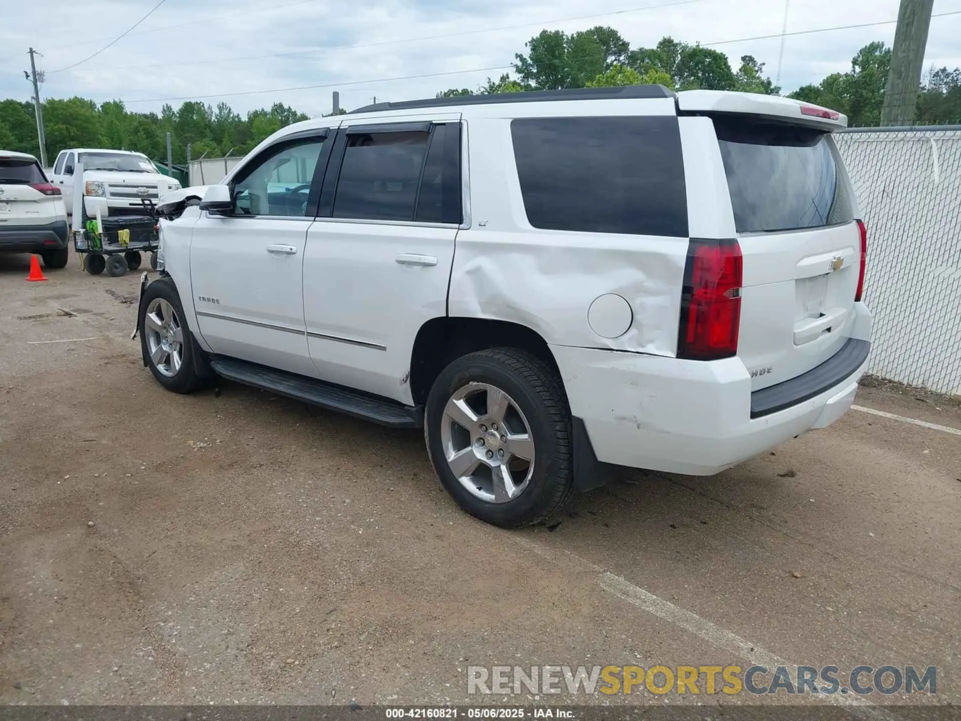 3 fotografías del automóvil dañado 1GNSCBKC4LR181887 CHEVROLET TAHOE 2020