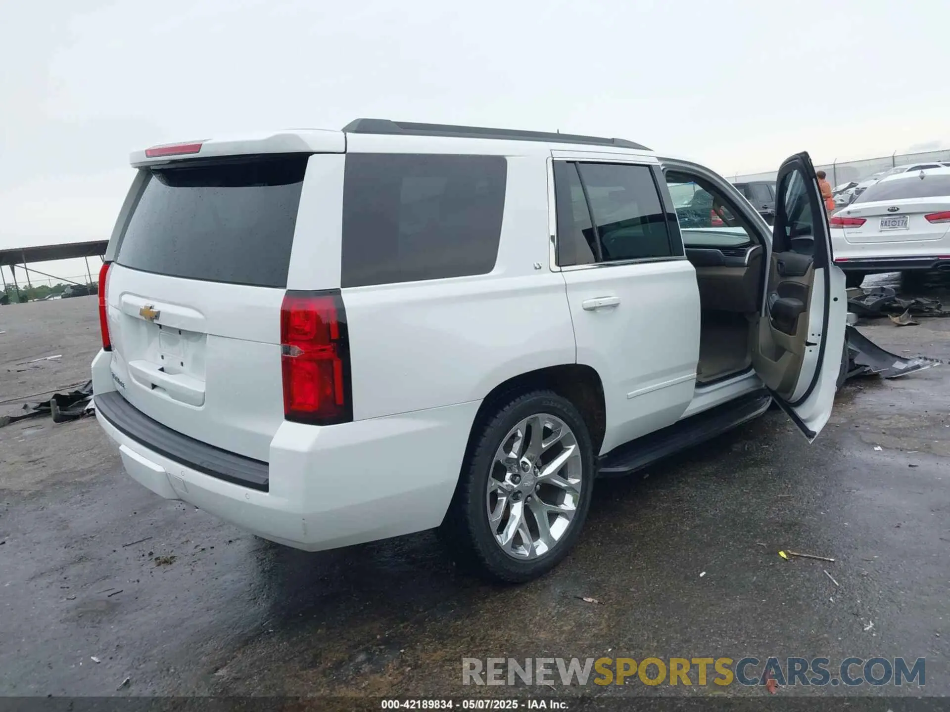 4 fotografías del automóvil dañado 1GNSCBKC5LR294926 CHEVROLET TAHOE 2020