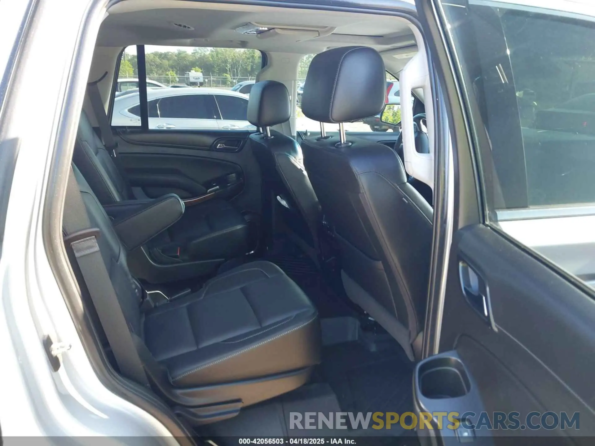 8 fotografías del automóvil dañado 1GNSCCKC1LR128568 CHEVROLET TAHOE 2020