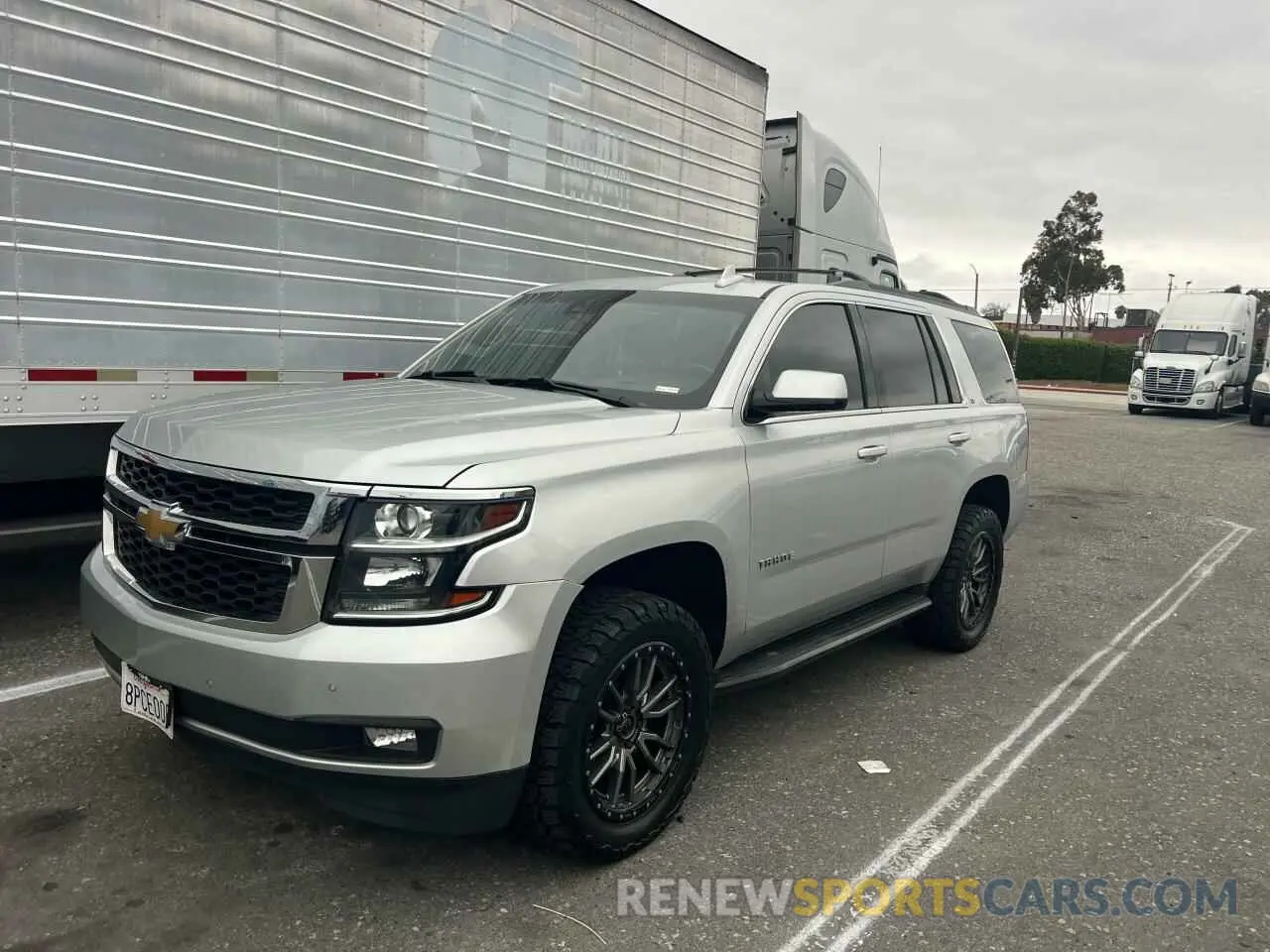 2 fotografías del automóvil dañado 1GNSKBKC1LR190260 CHEVROLET TAHOE 2020