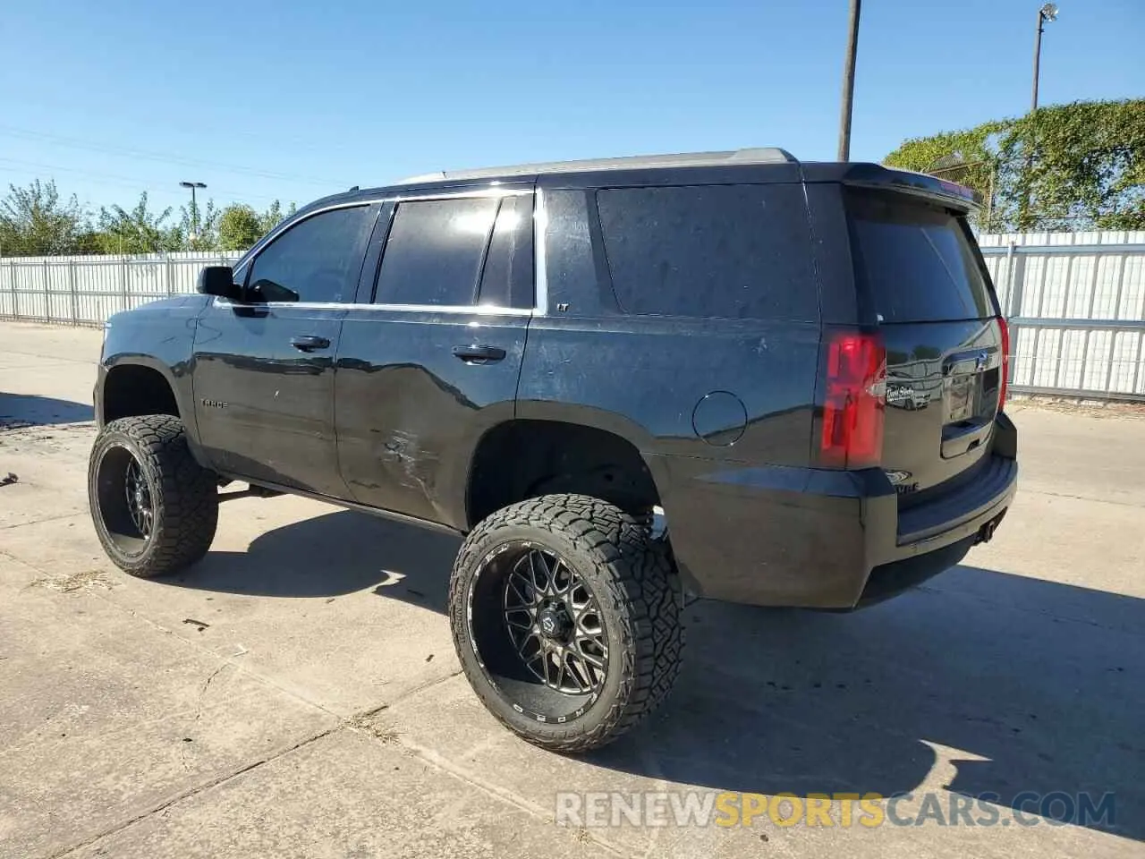 2 fotografías del automóvil dañado 1GNSKBKC8LR145977 CHEVROLET TAHOE 2020