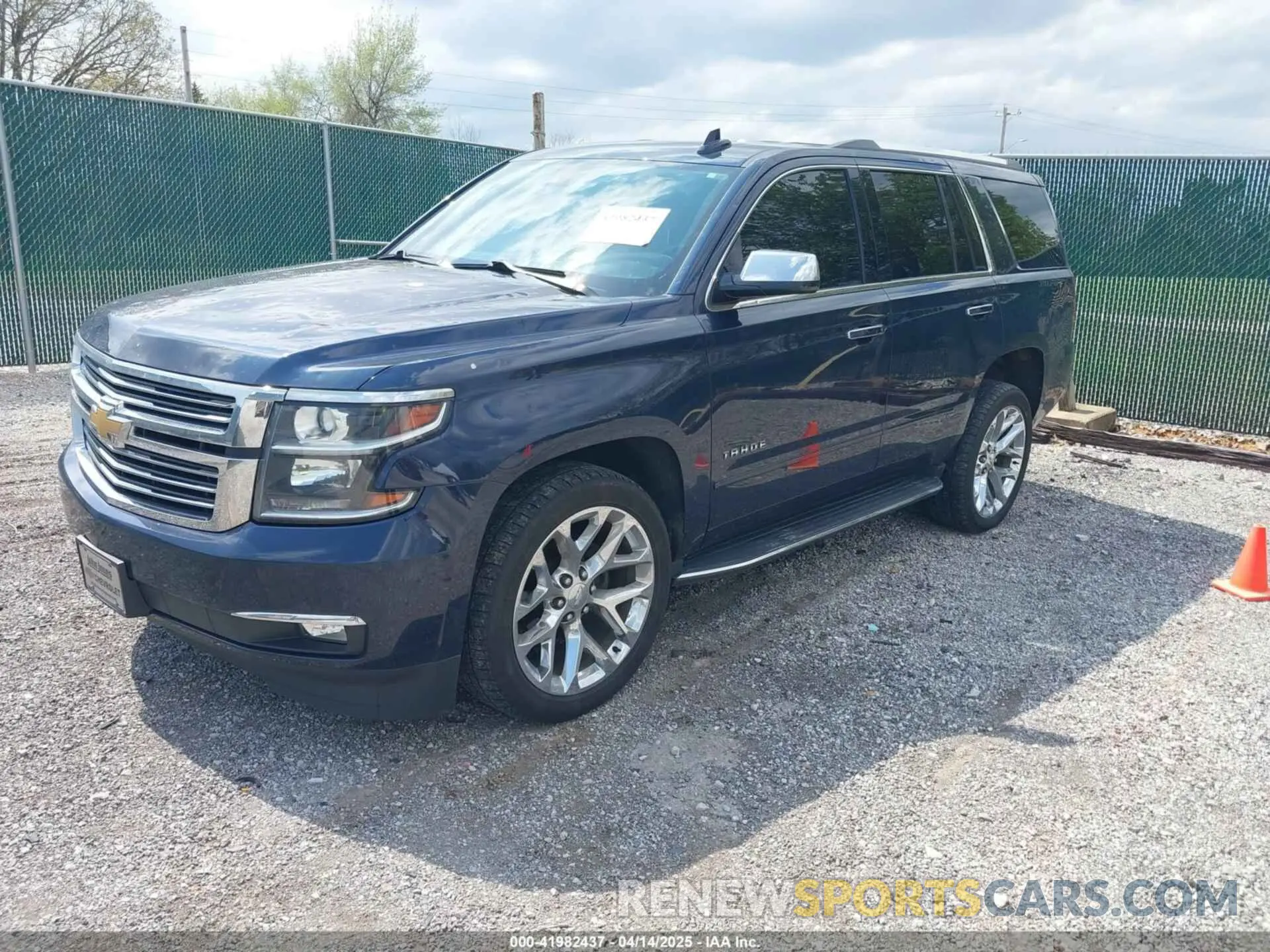 2 fotografías del automóvil dañado 1GNSKCKC8LR136735 CHEVROLET TAHOE 2020