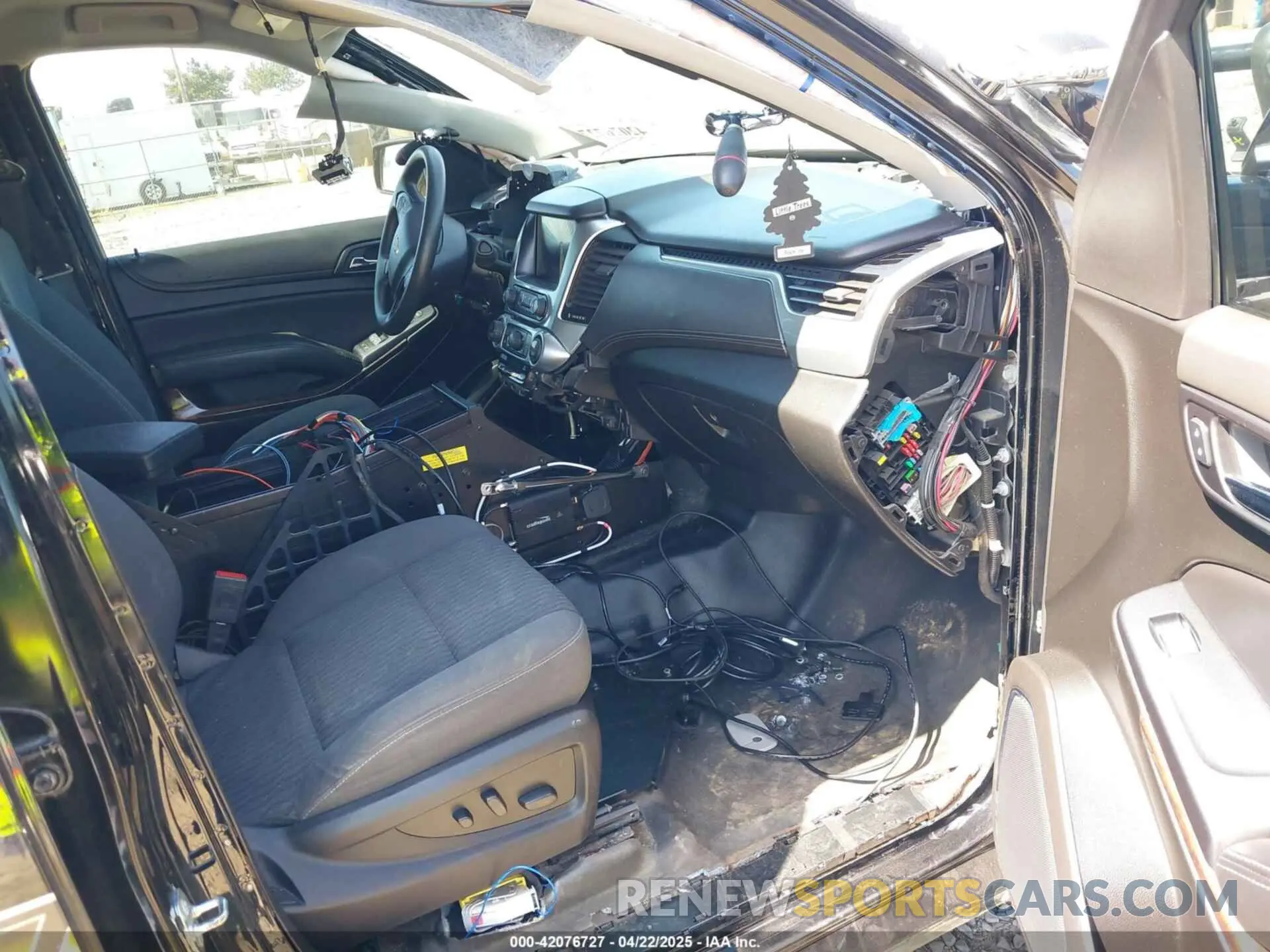 5 fotografías del automóvil dañado 1GNSKDEC3LR155615 CHEVROLET TAHOE 2020