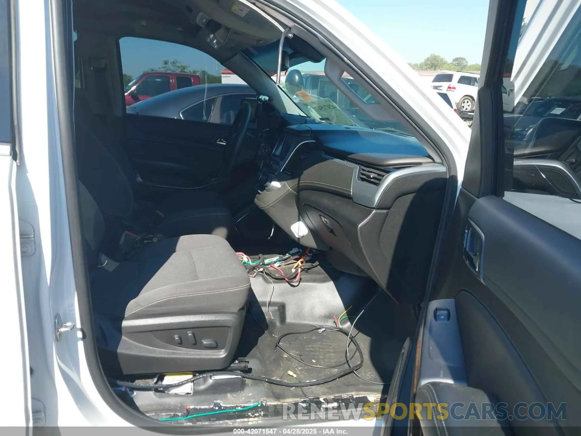 5 fotografías del automóvil dañado 1GNSKDEC7LR124772 CHEVROLET TAHOE 2020