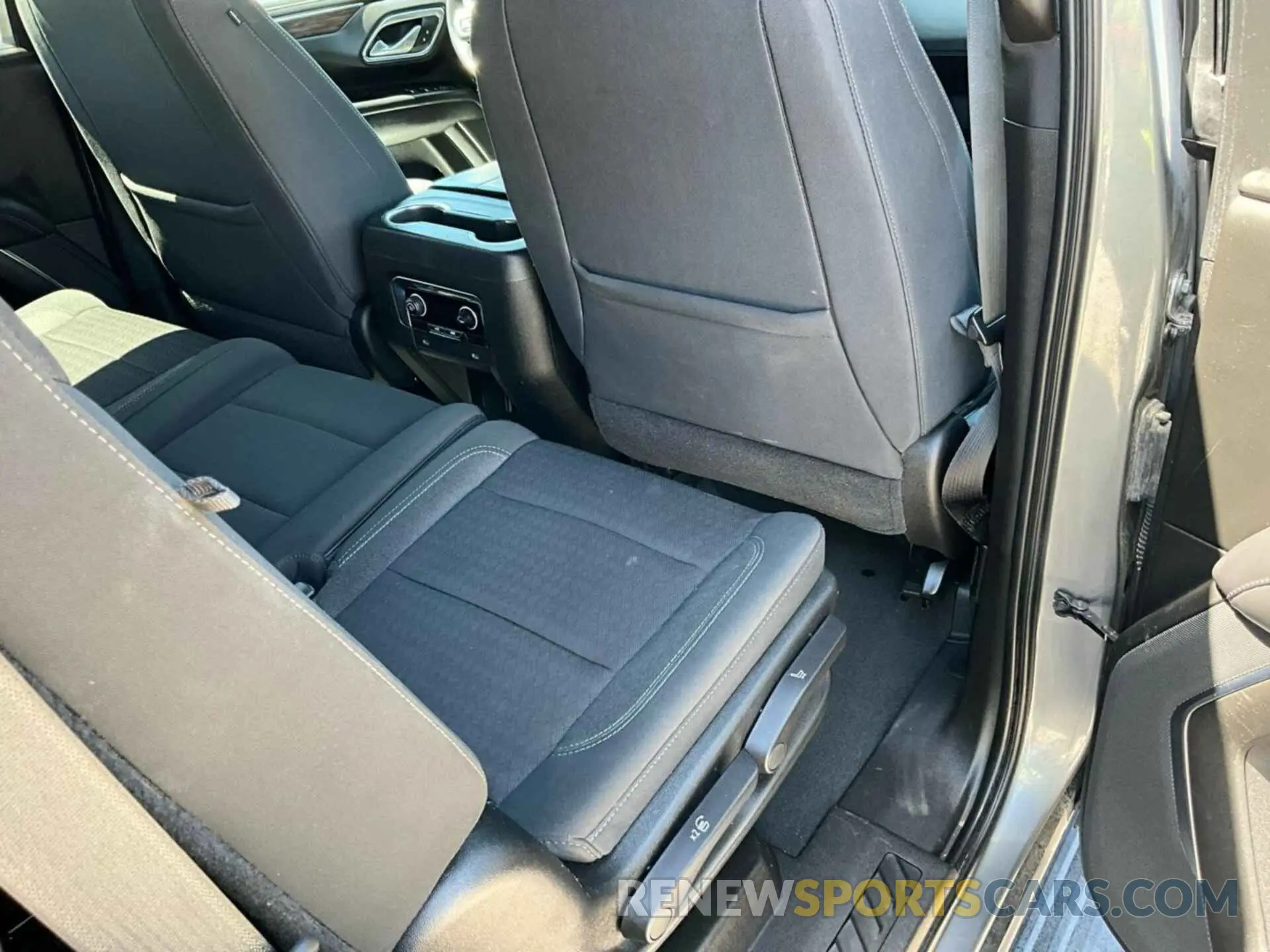 2 fotografías del automóvil dañado 1GNSCMKD2MR248993 CHEVROLET TAHOE 2021