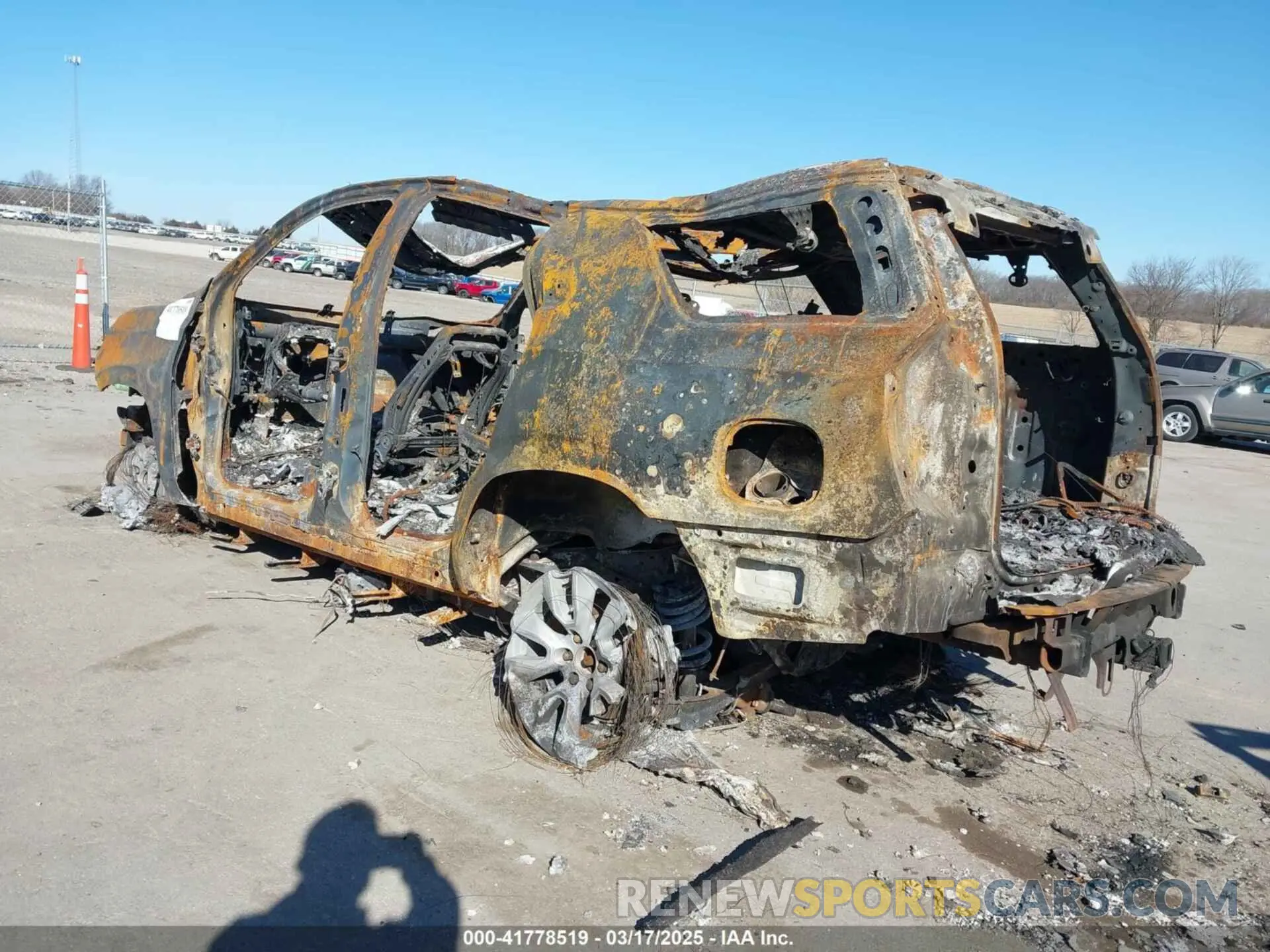 3 fotografías del automóvil dañado 1GNSKNKT1NR314743 CHEVROLET TAHOE 2022