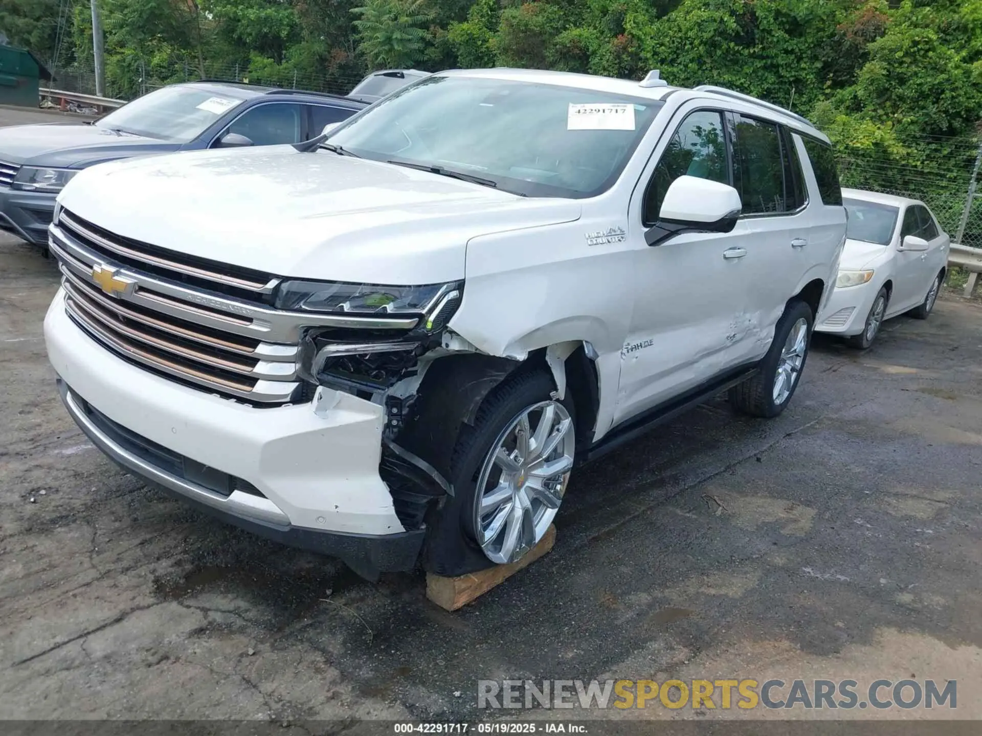 2 fotografías del automóvil dañado 1GNSKTKL9NR261567 CHEVROLET TAHOE 2022