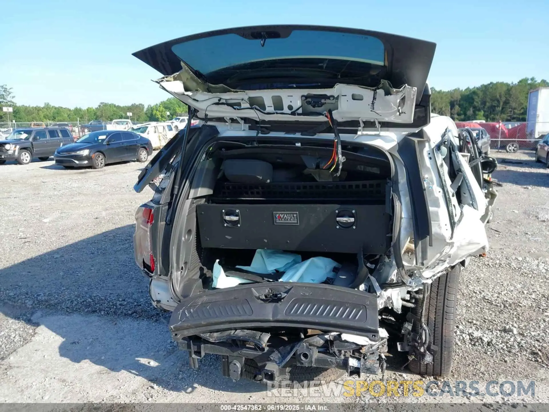 17 fotografías del automóvil dañado 1GNSCLED6PR228031 CHEVROLET TAHOE 2023